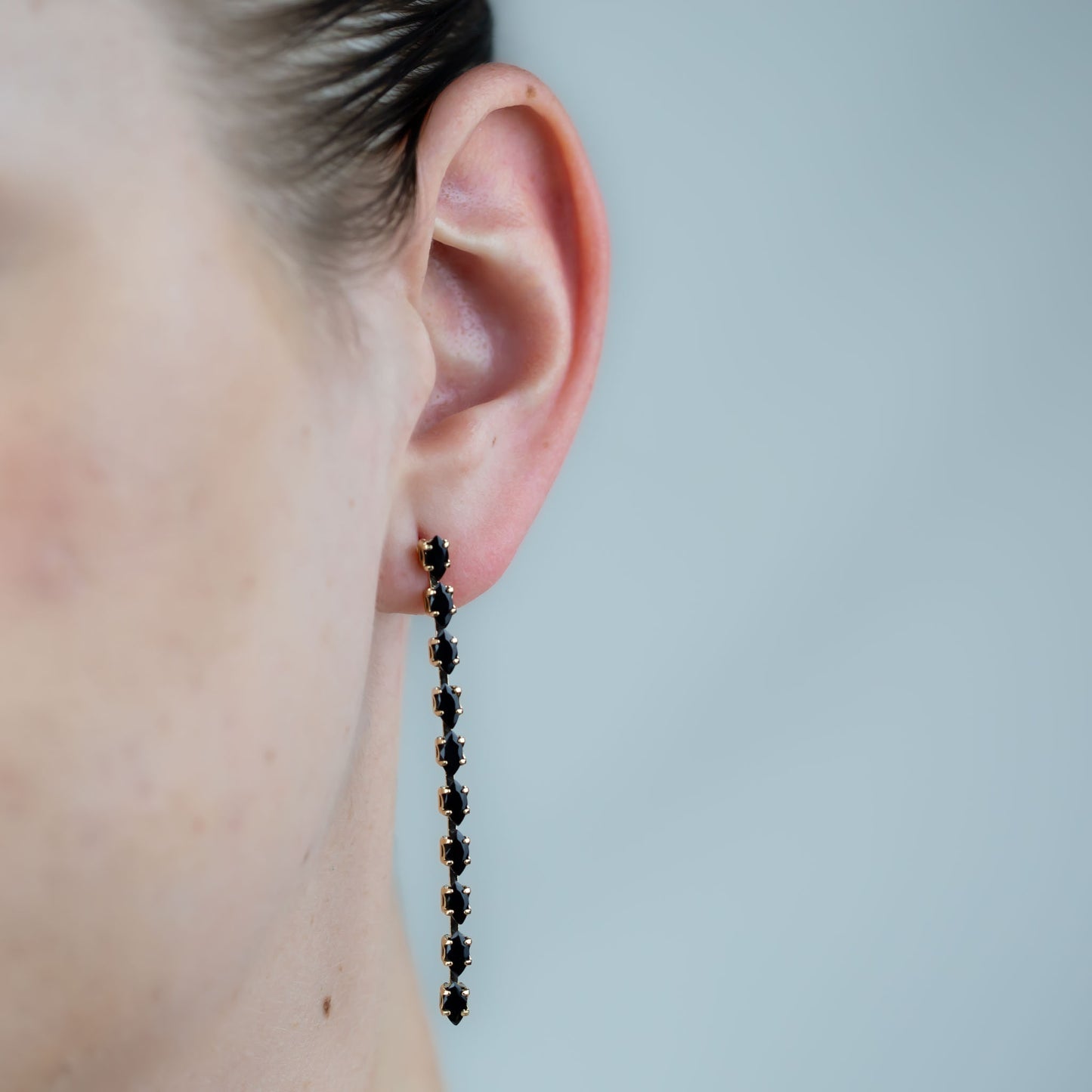 Cercei lungi eleganți cu pietre, finuți și ușori - Negru