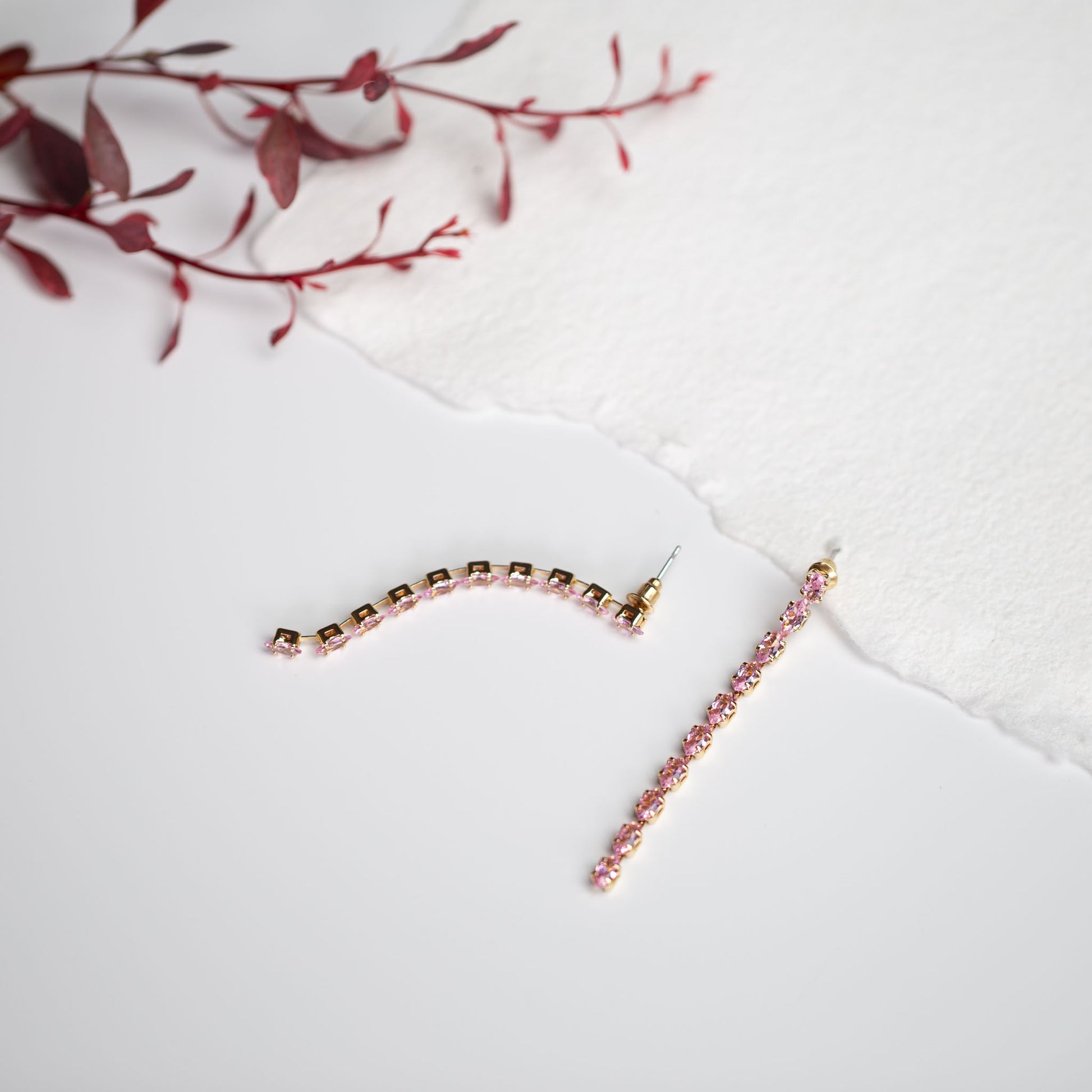 Cercei lungi eleganți cu pietre, finuți și ușori - Roz