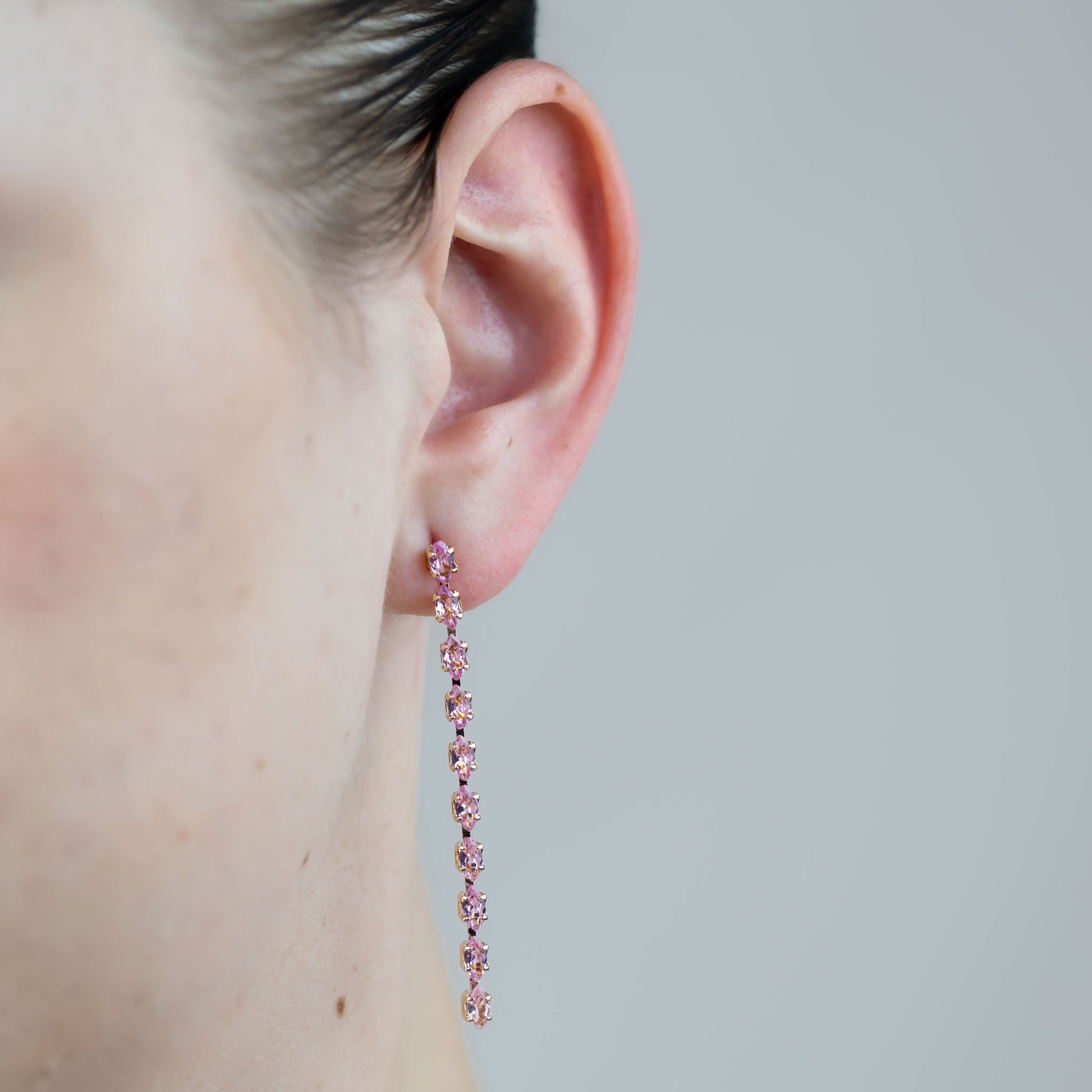 Cercei lungi eleganți cu pietre, finuți și ușori - Roz