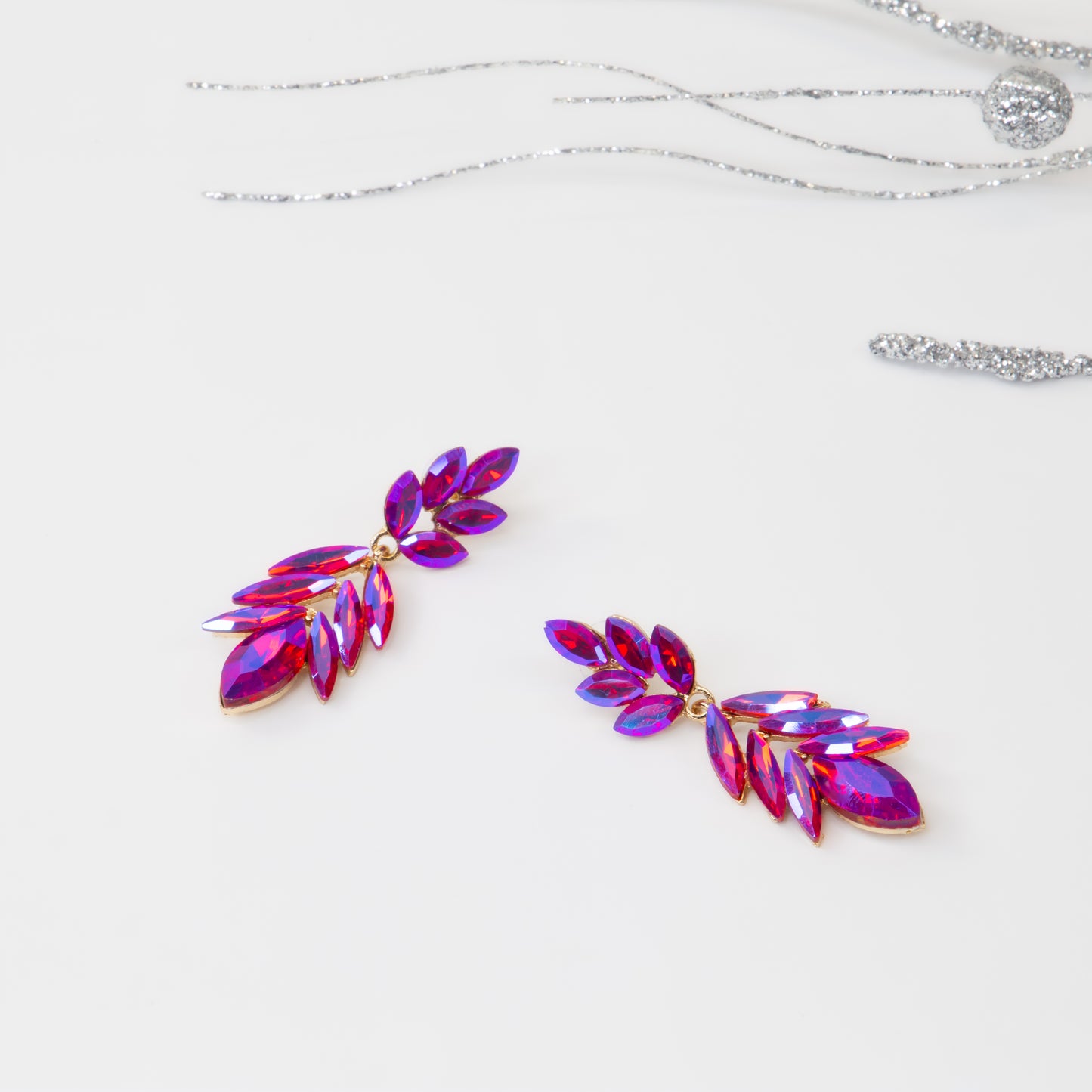 Cercei lungi eleganți cu pietre rafinate, Frunză de Cristal - Magenta