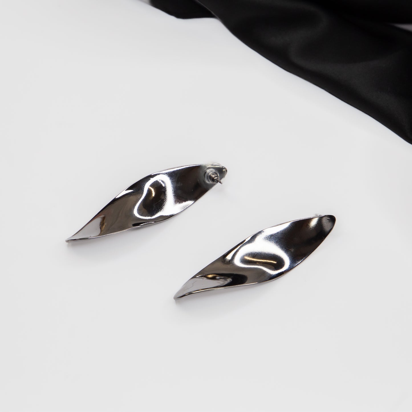 Cercei lungi metalici Spiral Fantasy - Negru