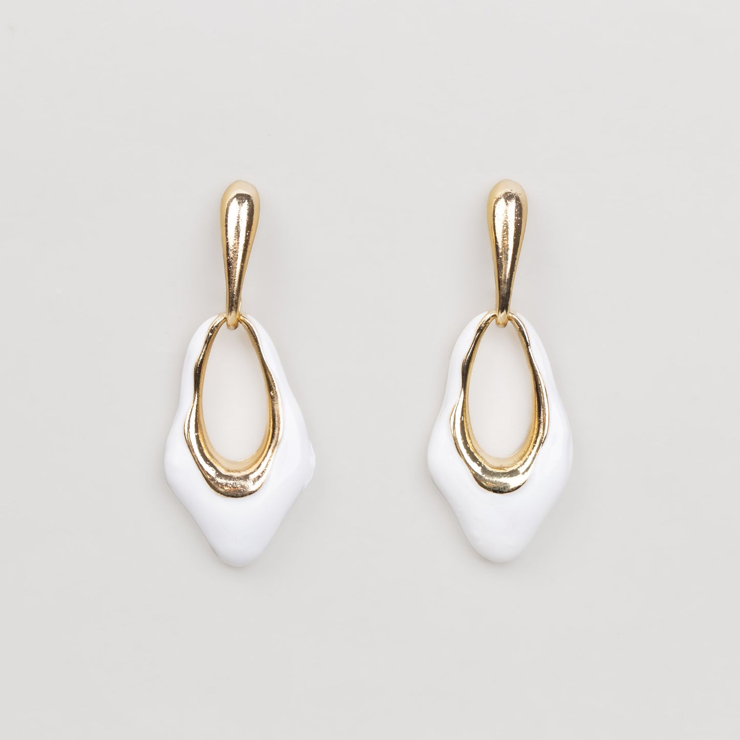 Cercei metalici balerina cu accent alb