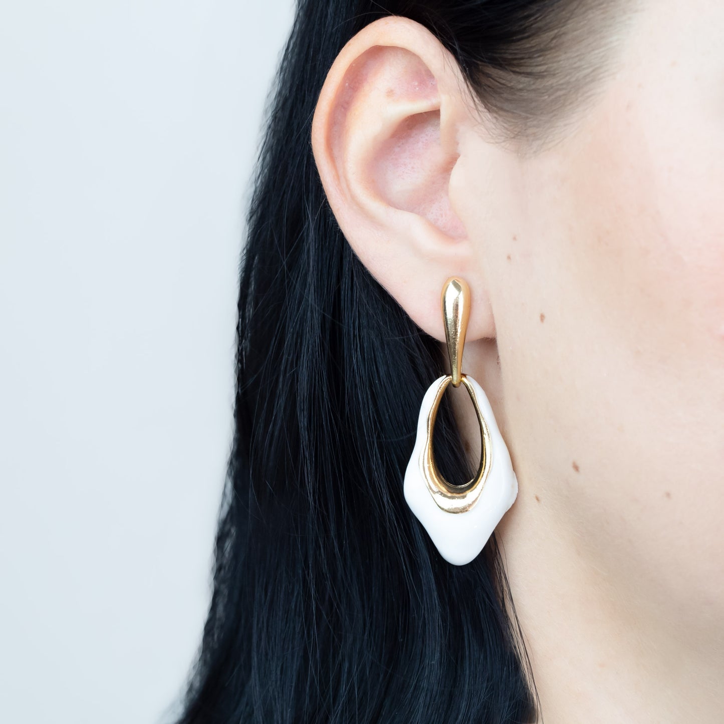 Cercei metalici balerina cu accent alb