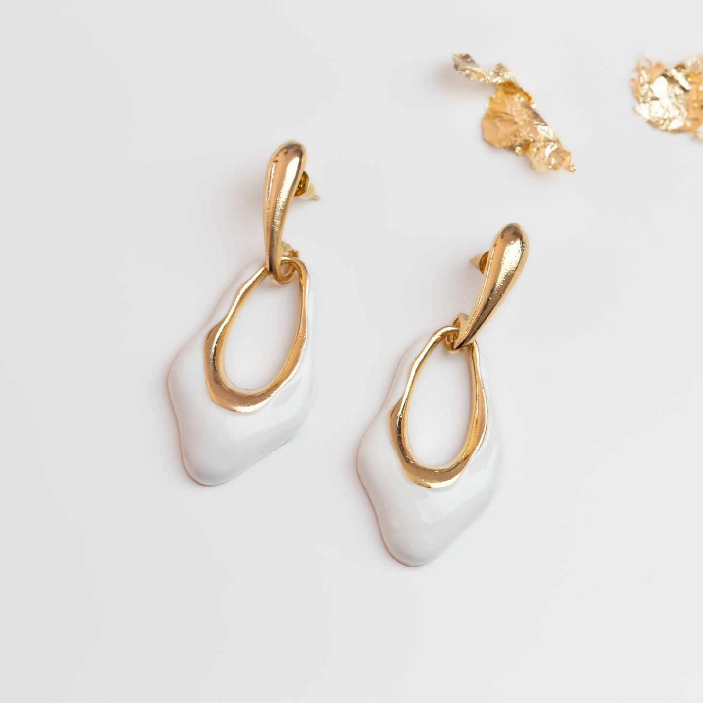 Cercei metalici balerina cu accent alb