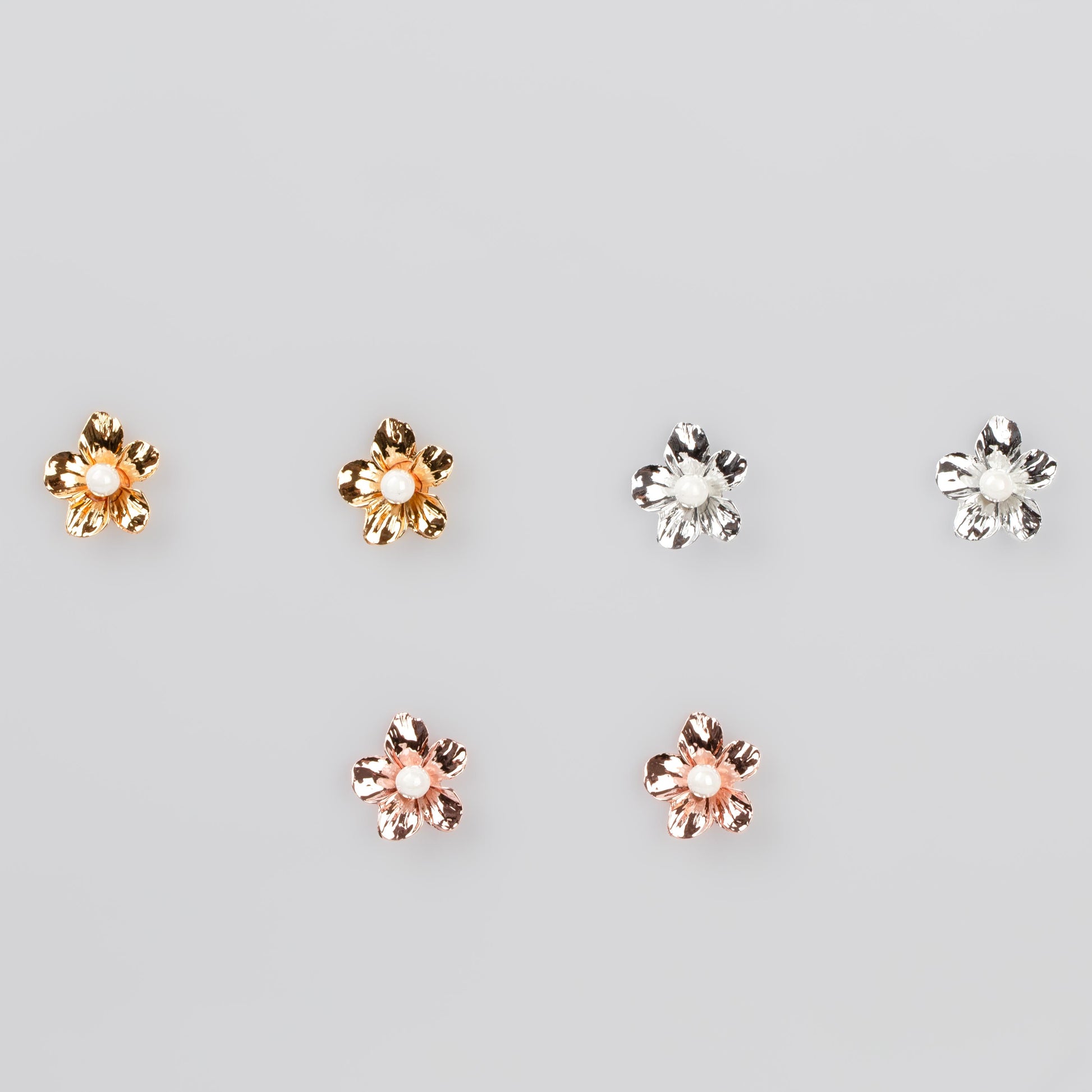 Cercei metalici flori delicați cu perle, set 3
