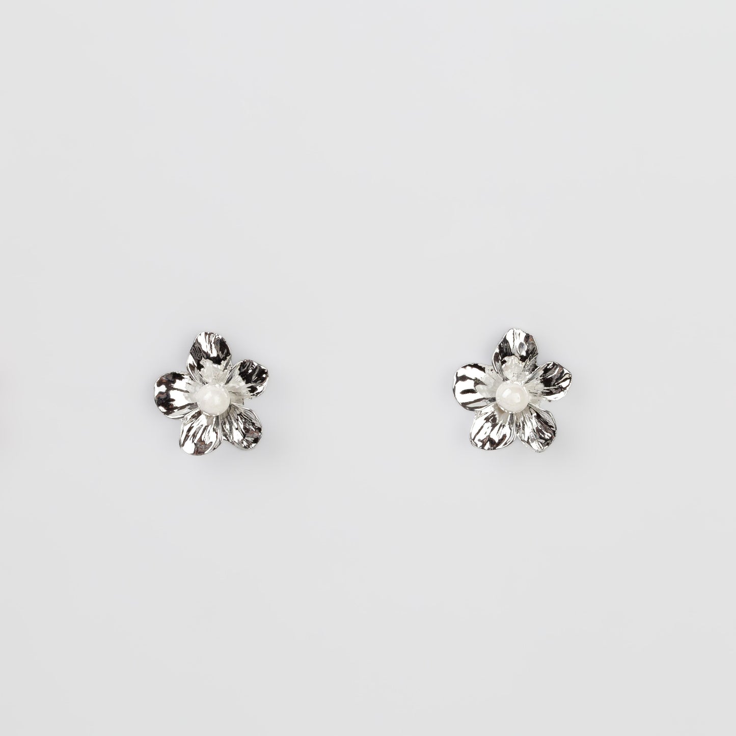 Cercei metalici flori delicați cu perle, set 3