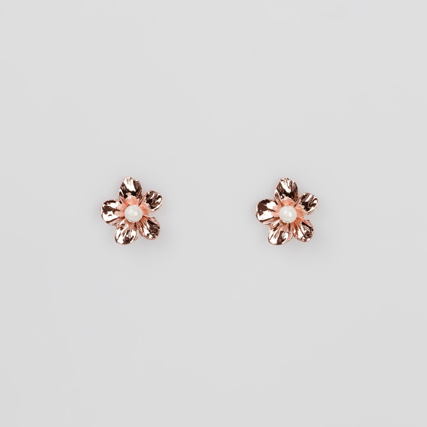 Cercei metalici flori delicați cu perle, set 3