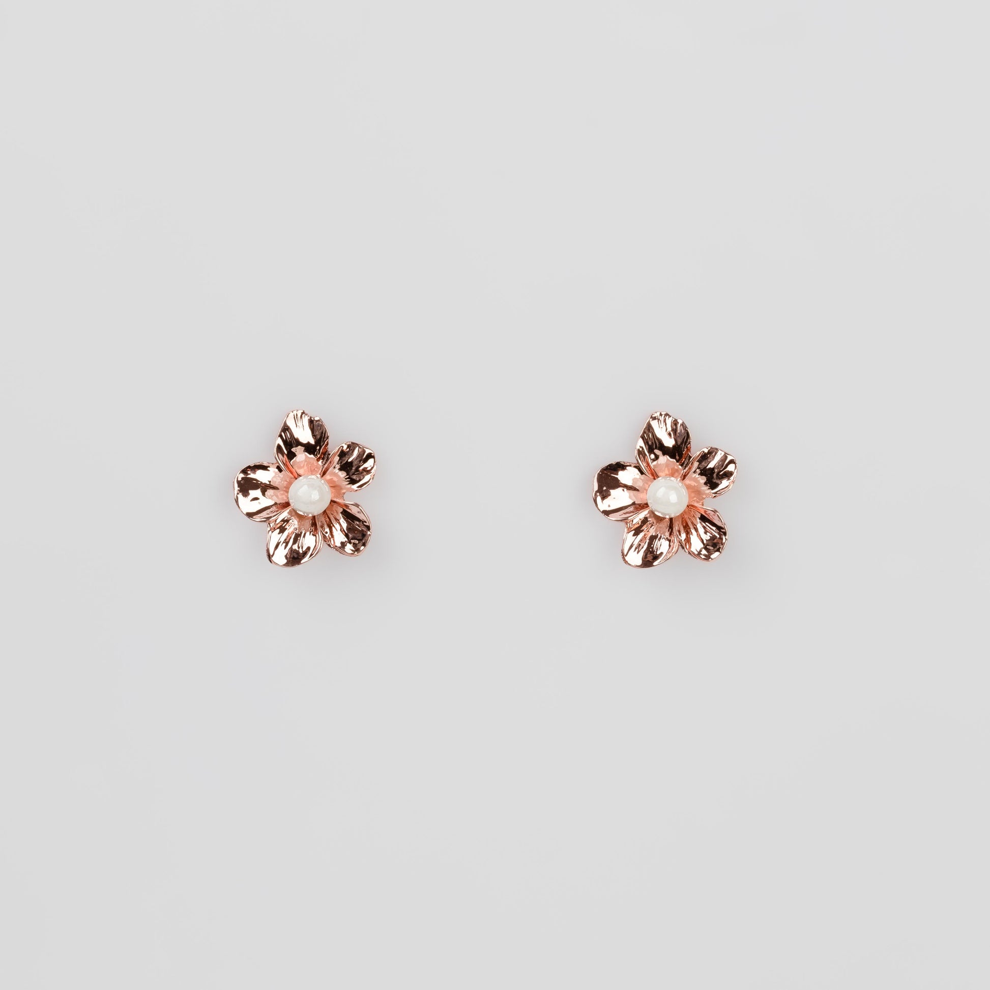 Cercei metalici flori delicați cu perle, set 3