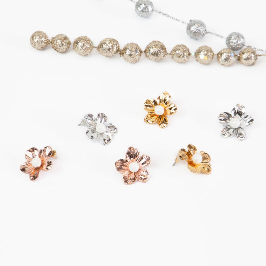 Cercei metalici flori delicați cu perle, set 3
