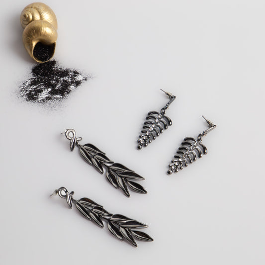 Cercei metalici în forma de frunză cu pietre, set 2 - Negru