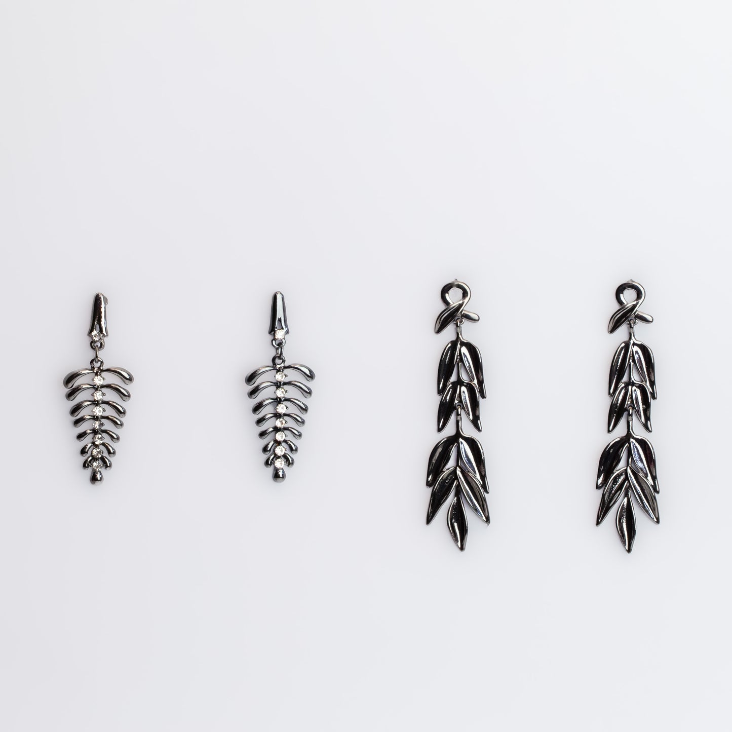 Cercei metalici în forma de frunză cu pietre, set 2 - Negru