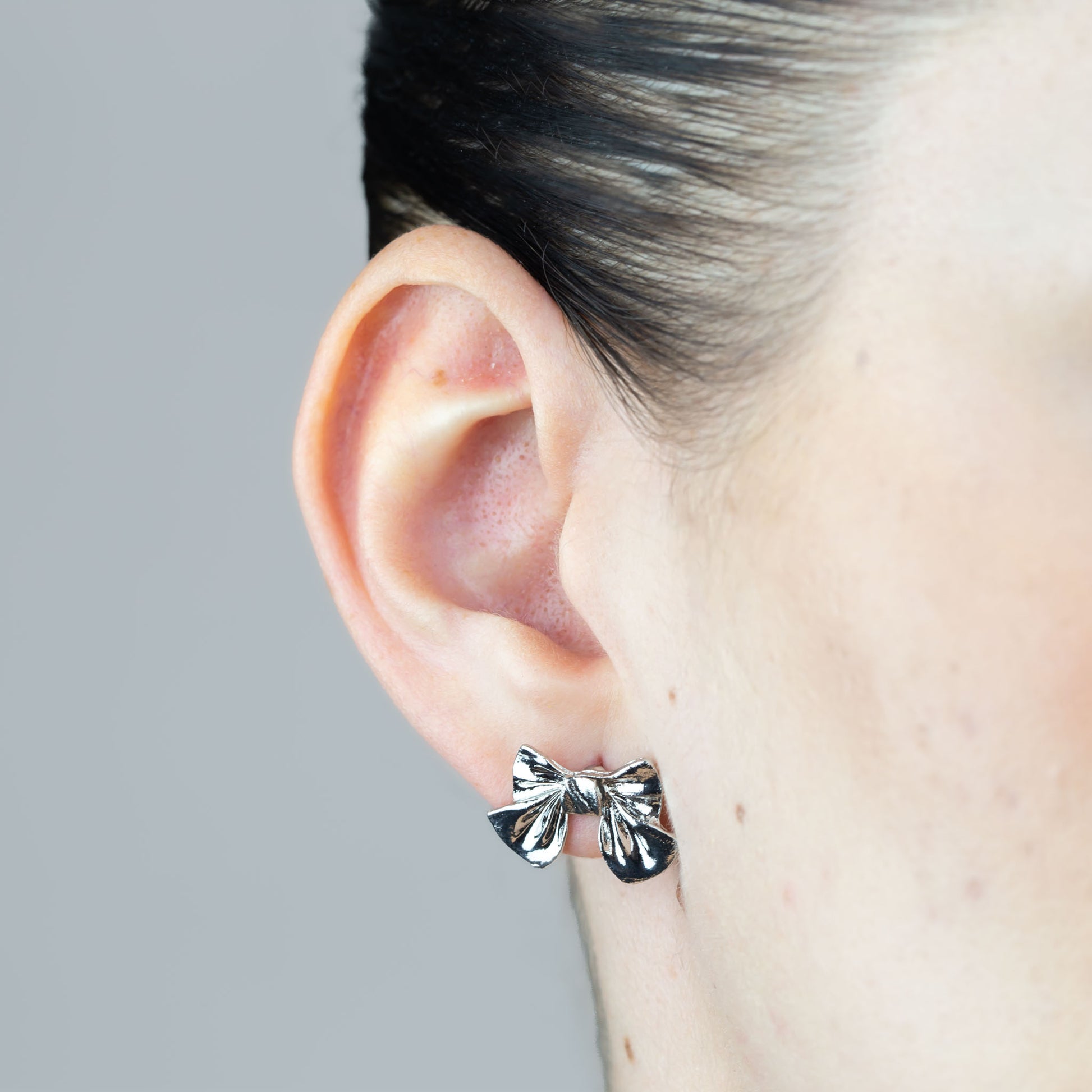 Cercei mici în formă de fundiță delicată - Argintiu