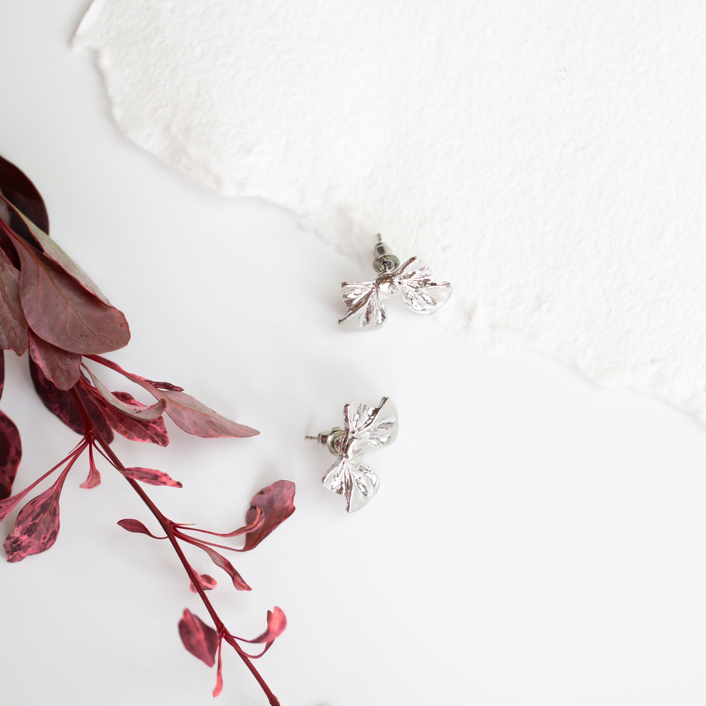 Cercei mici în formă de fundiță delicată - Argintiu