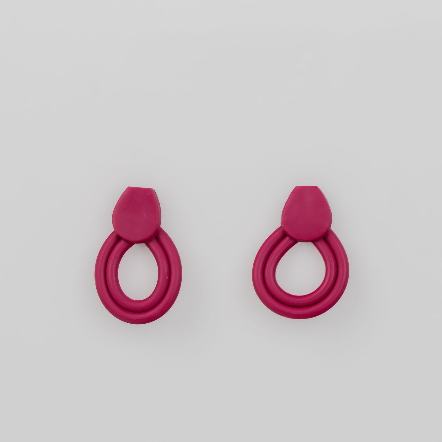 Cercei potcoava dulce cu textură de silicon - Magenta
