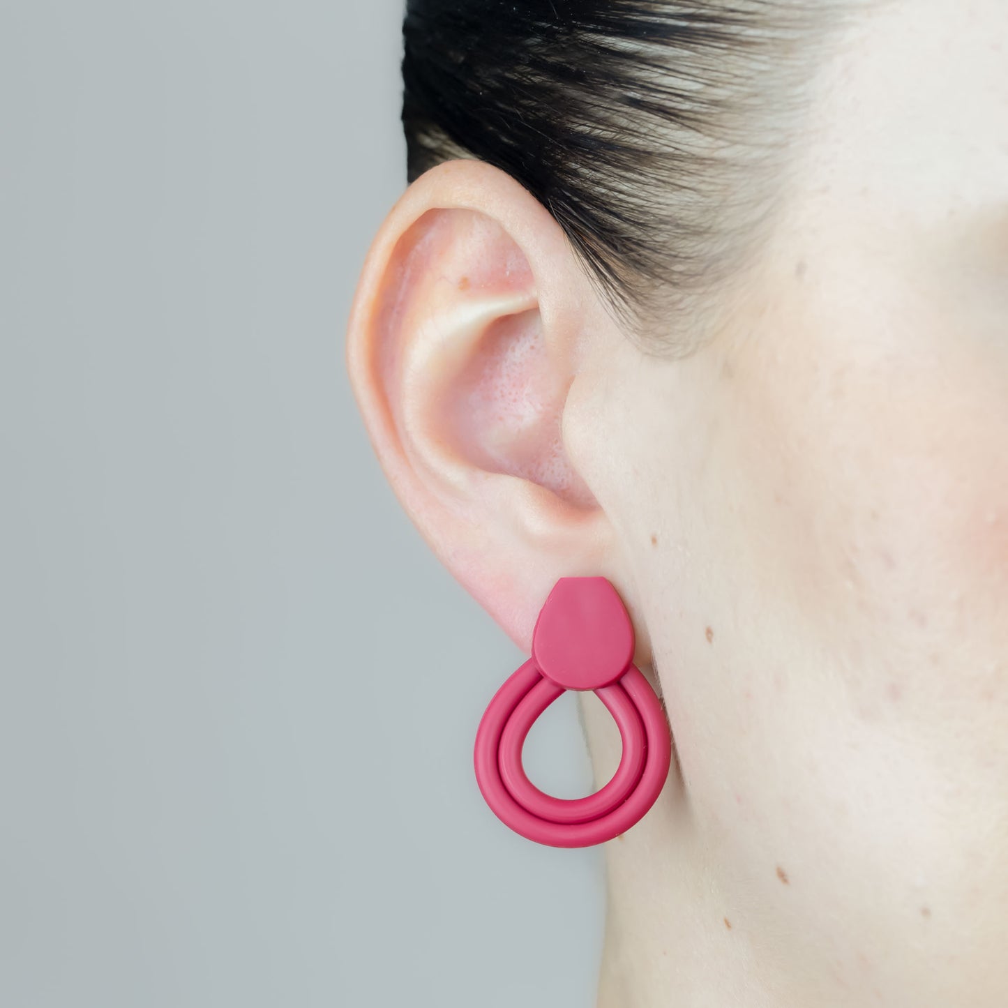 Cercei potcoava dulce cu textură de silicon - Magenta