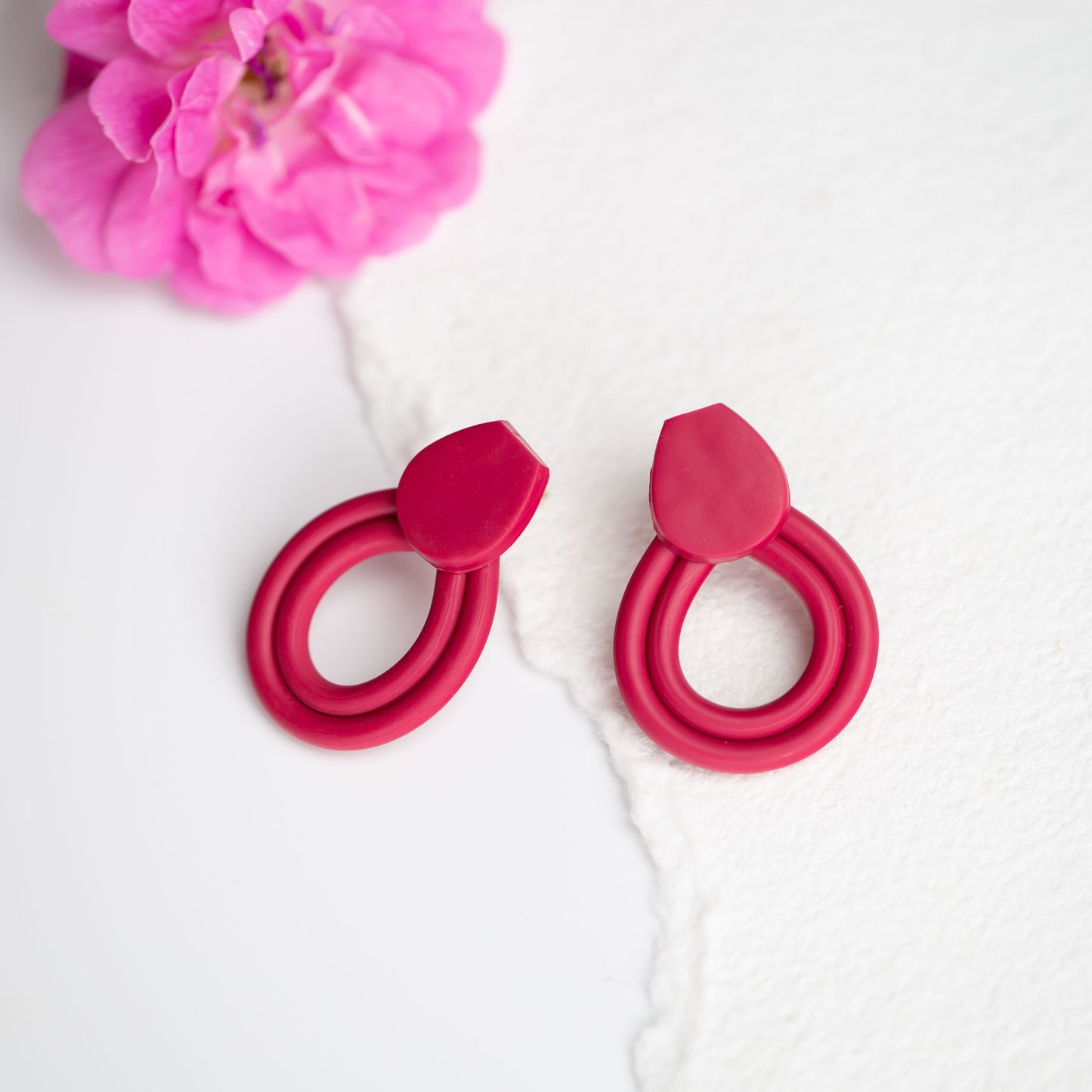Cercei potcoava dulce cu textură de silicon - Magenta
