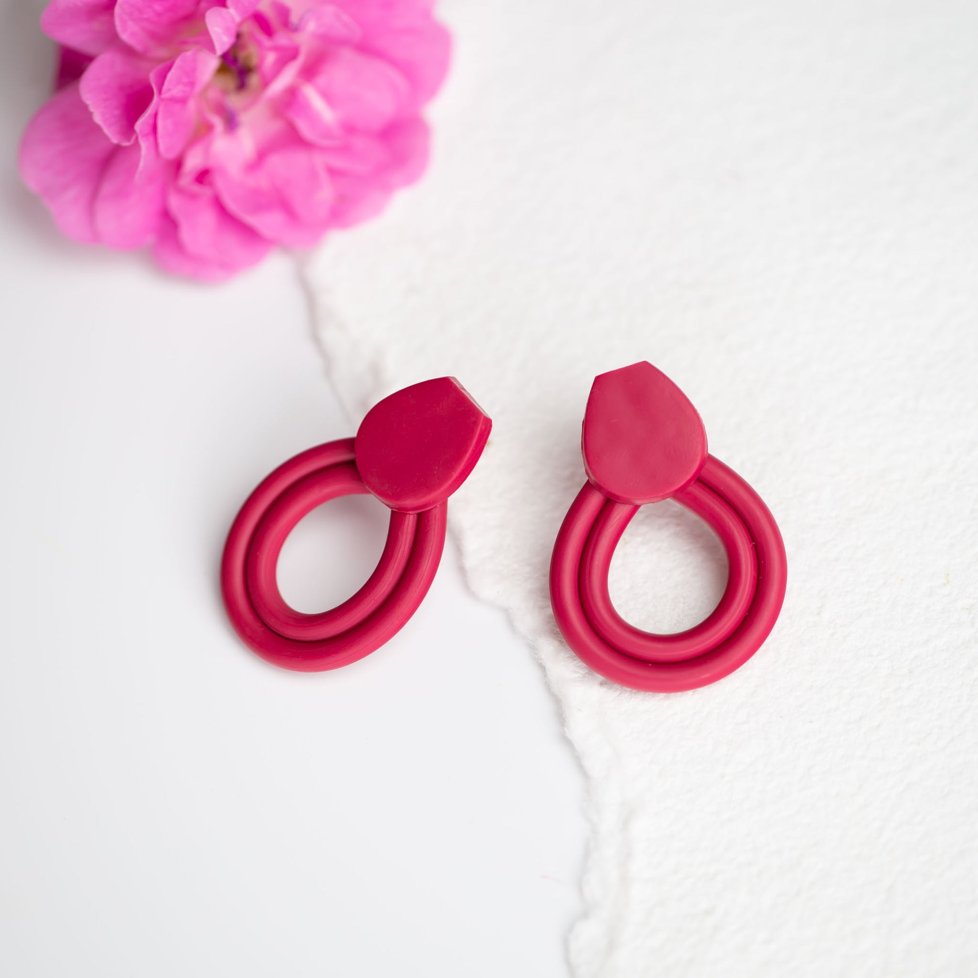 Cercei potcoava dulce cu textură de silicon - Magenta