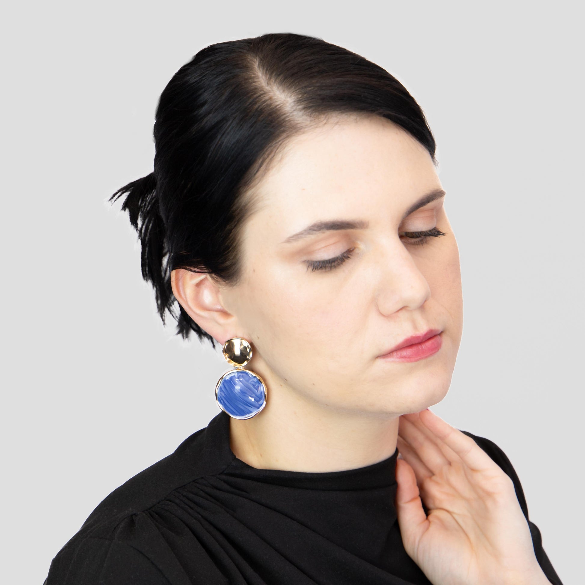 Cercei reliefați glossy cu accent - Indigo