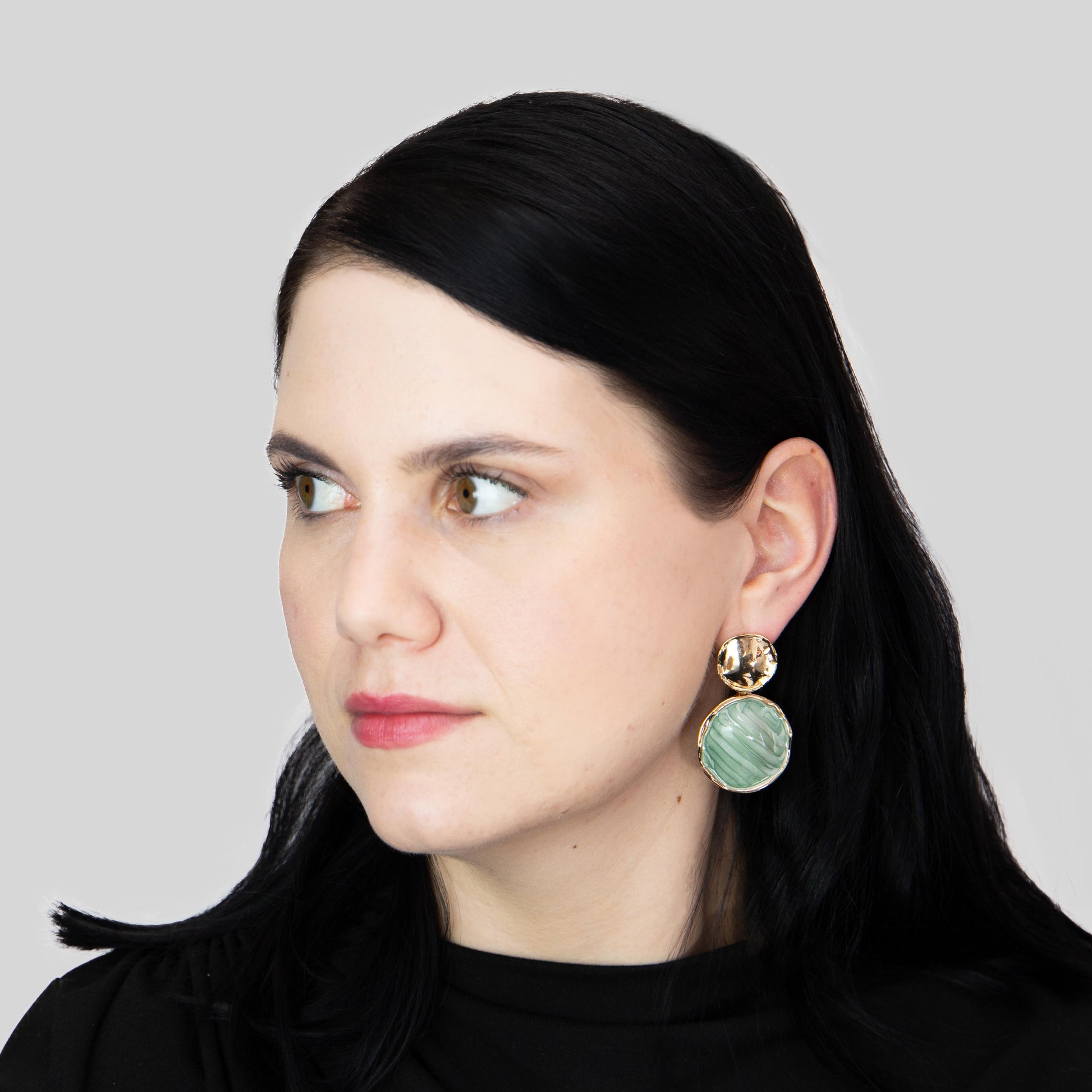 Cercei reliefați glossy cu accent - Verde Mist