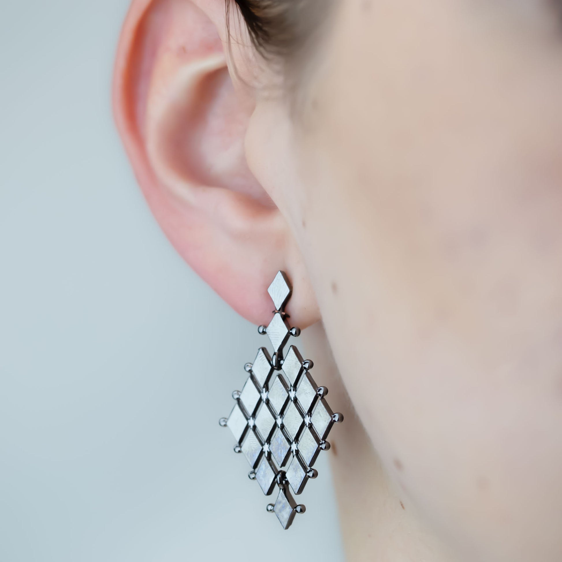 Cercei rombia cu secțiuni romb - Gri Cromat