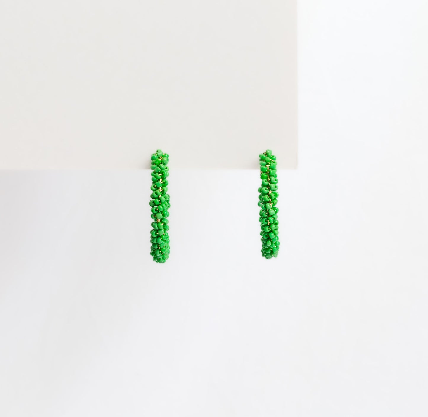 Cercei rotunzi aurii cu mărgele mici spiralate - Verde