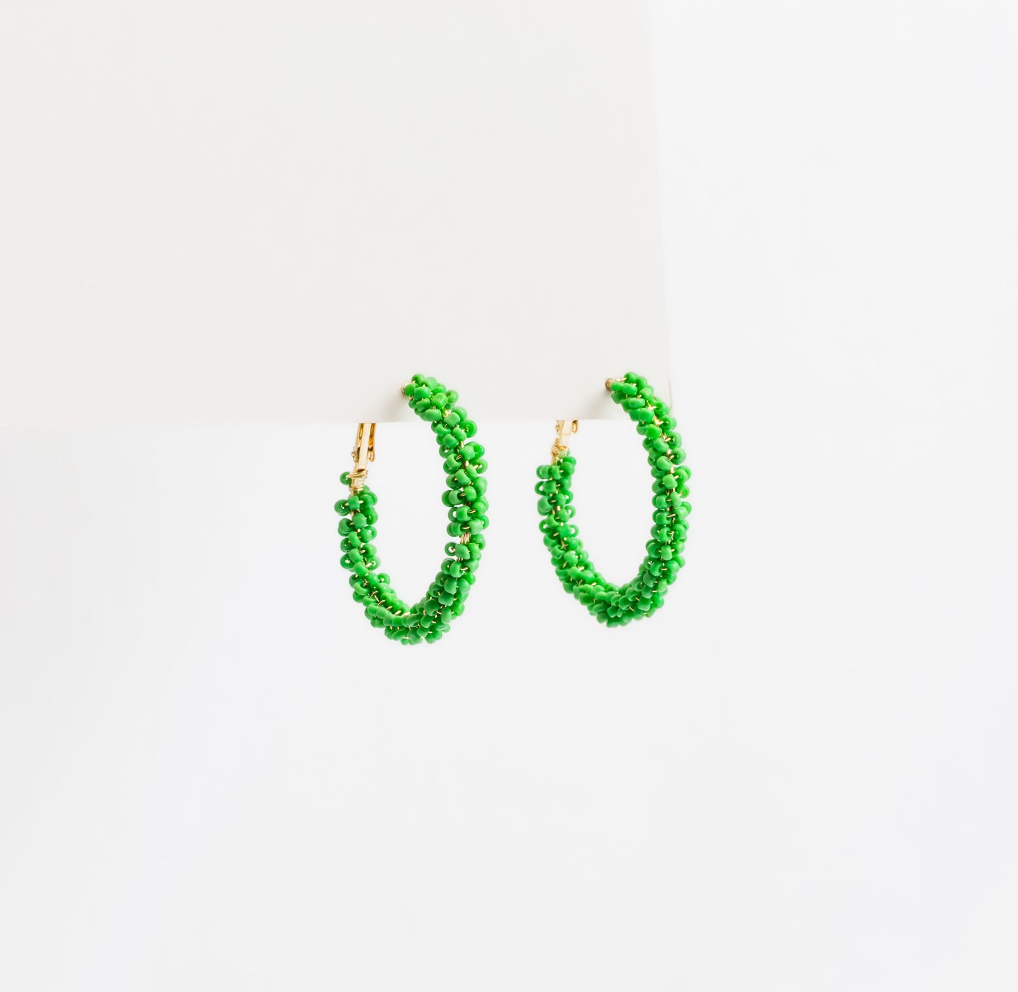 Cercei rotunzi aurii cu mărgele mici spiralate - Verde