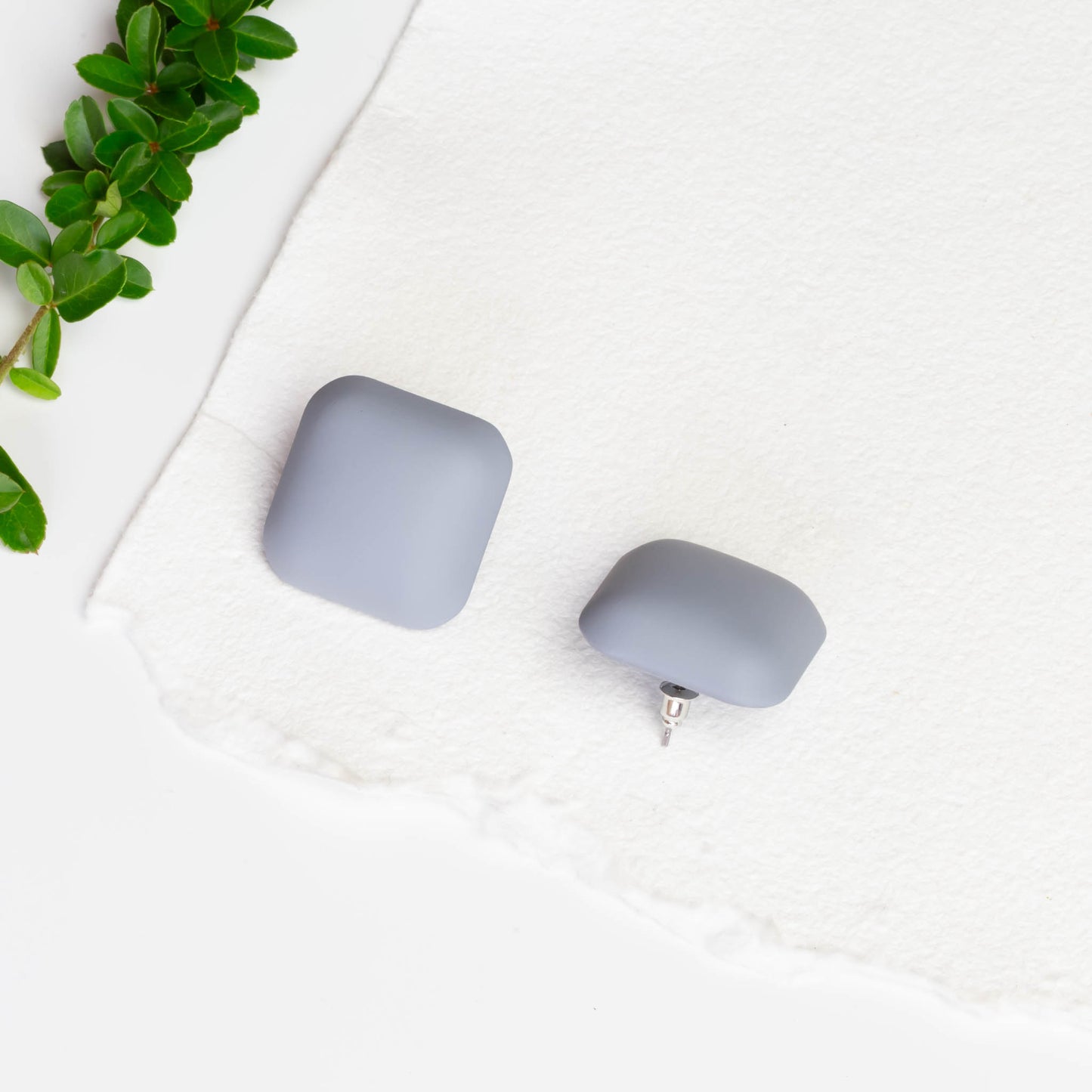 Cercei tip buton pătrat cu textură de silicon - Gri