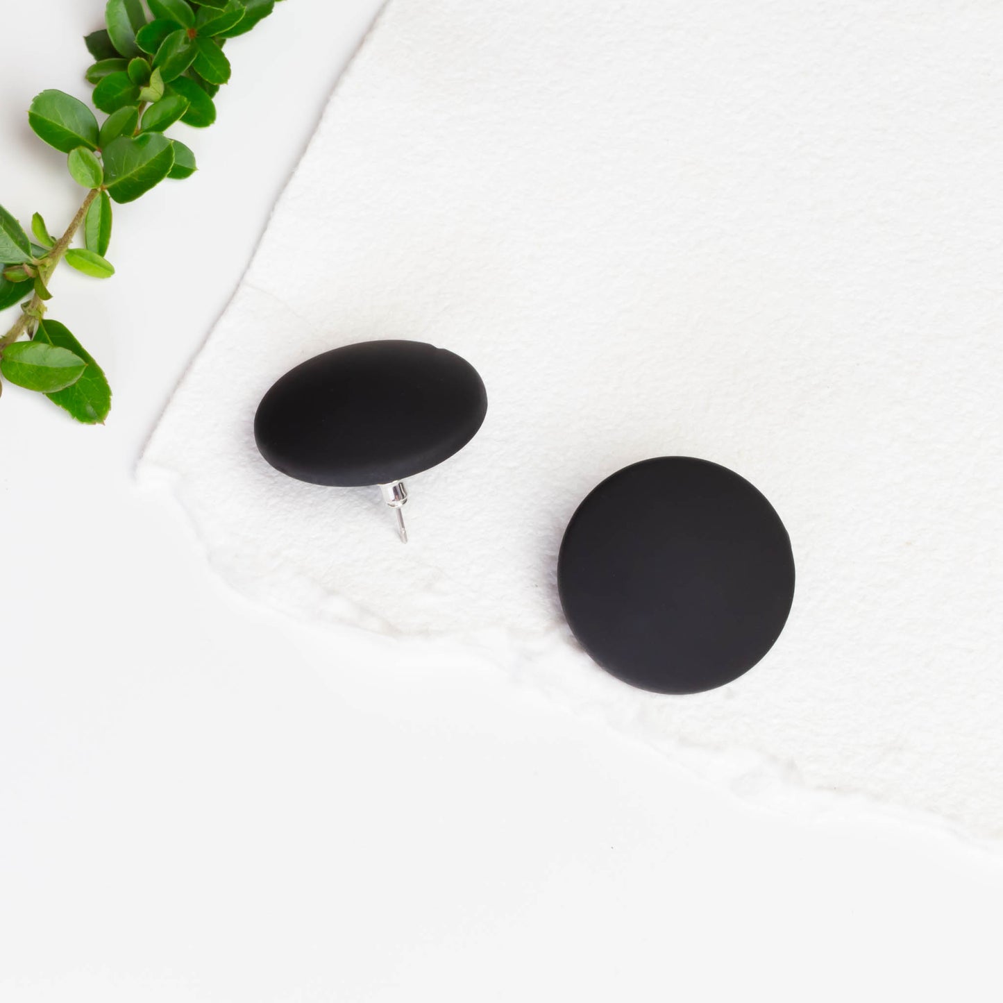 Cercei tip buton rotund cu textură de silicon - Negru