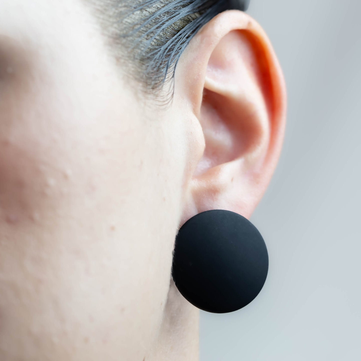 Cercei tip buton rotund cu textură de silicon - Negru