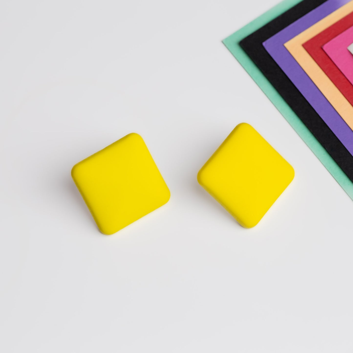 Cercei tip buton slim cu textură de silicon - Galben