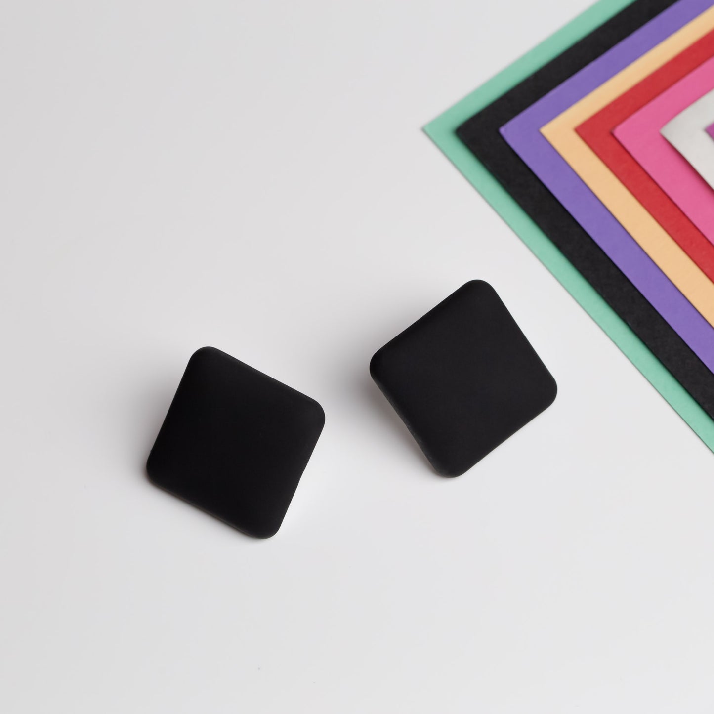 Cercei tip buton slim cu textură de silicon - Negru