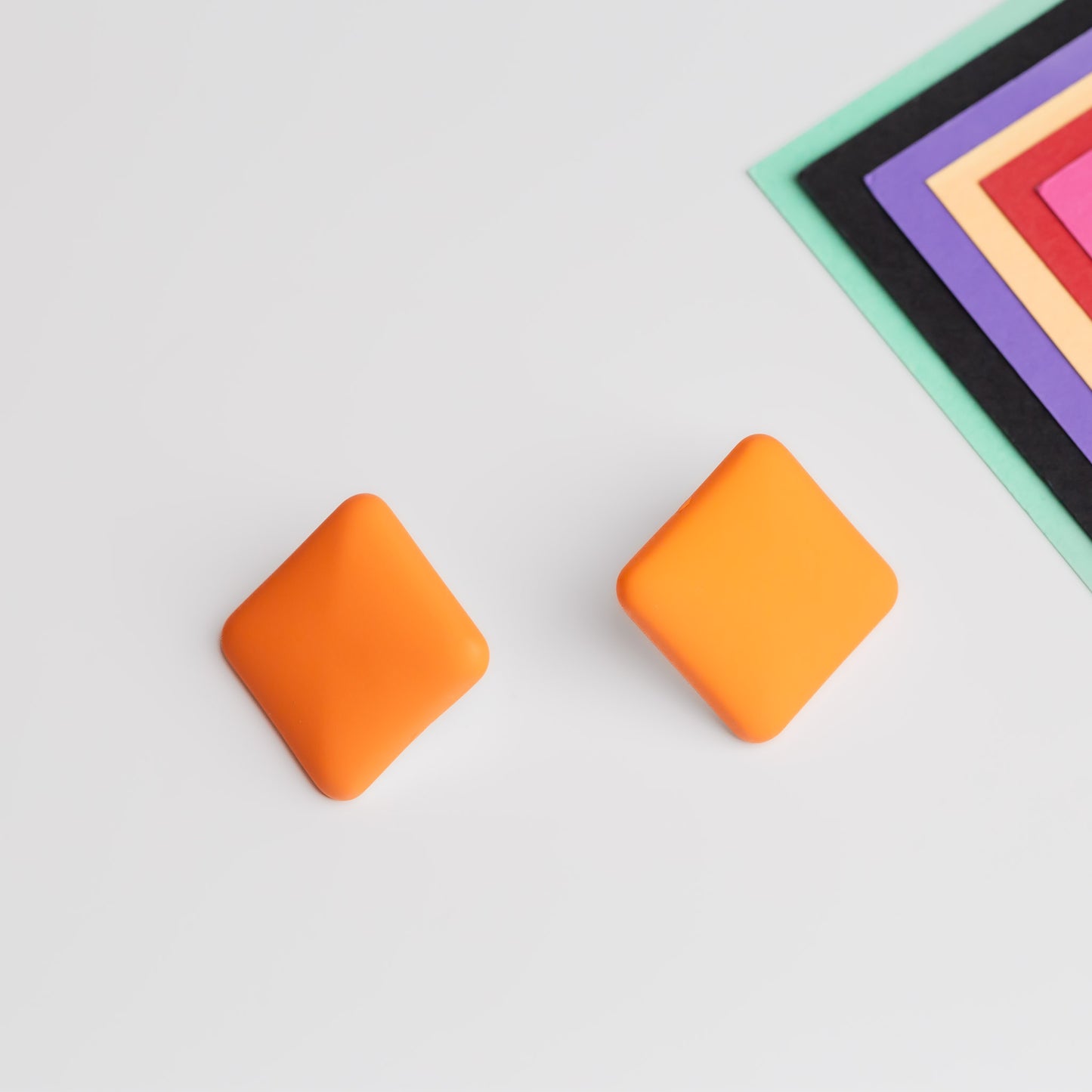 Cercei tip buton slim cu textură de silicon - Portocaliu