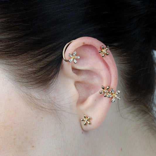 Cercel ear cuff cu ornamente în formă de floare, set 2 buc - Auriu delicat