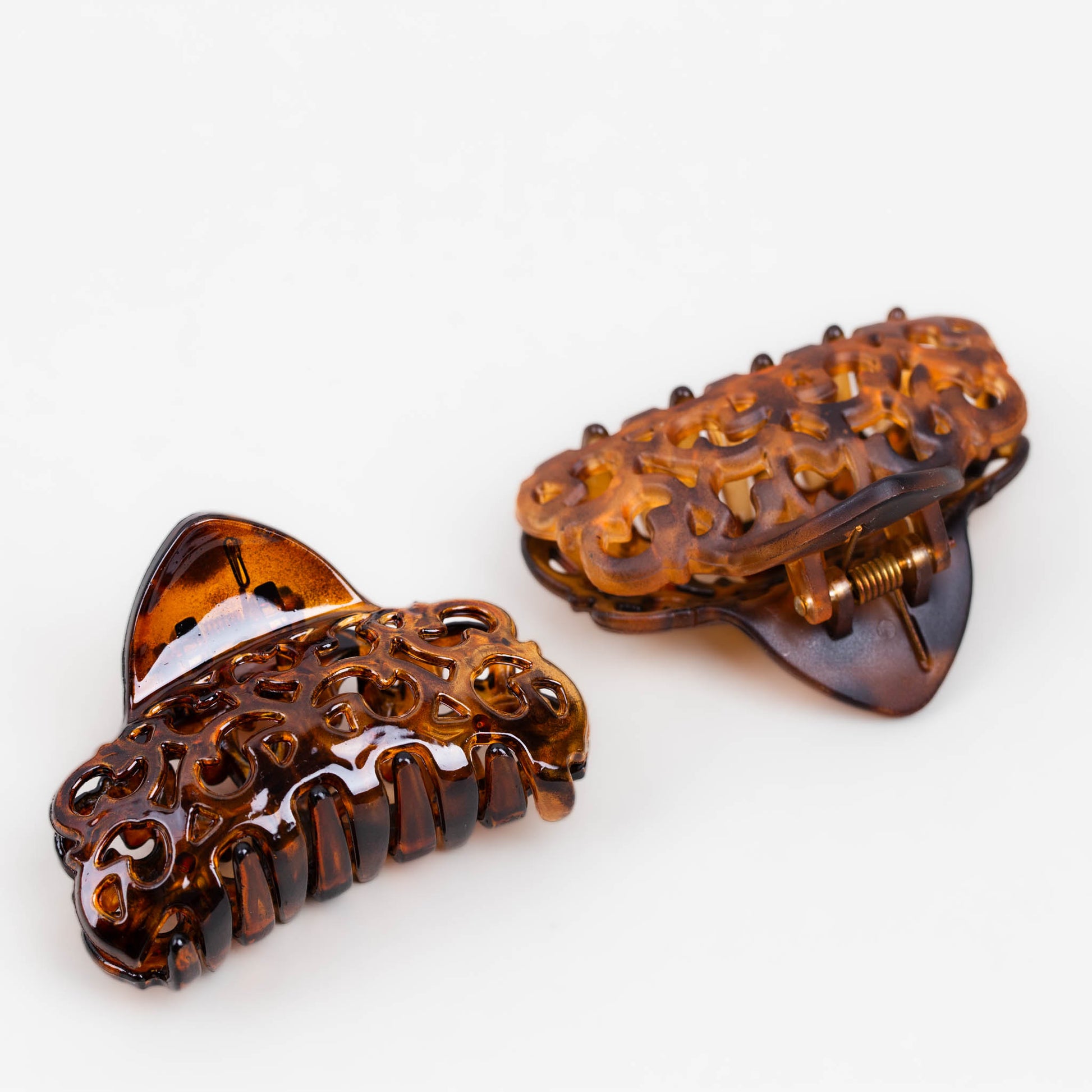 Clame de păr medii cu forme decupate și animal print, set 2 buc - Maro