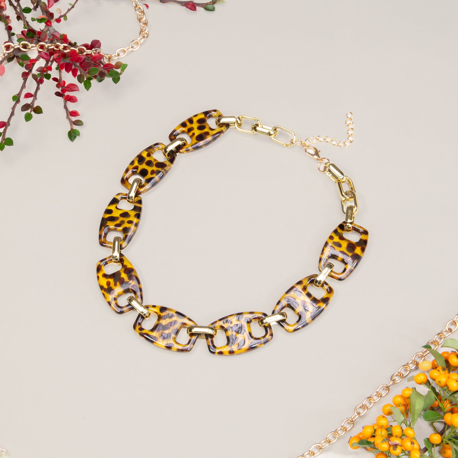 Colier cu elemente ovale și animal print Golden Safari - Maro