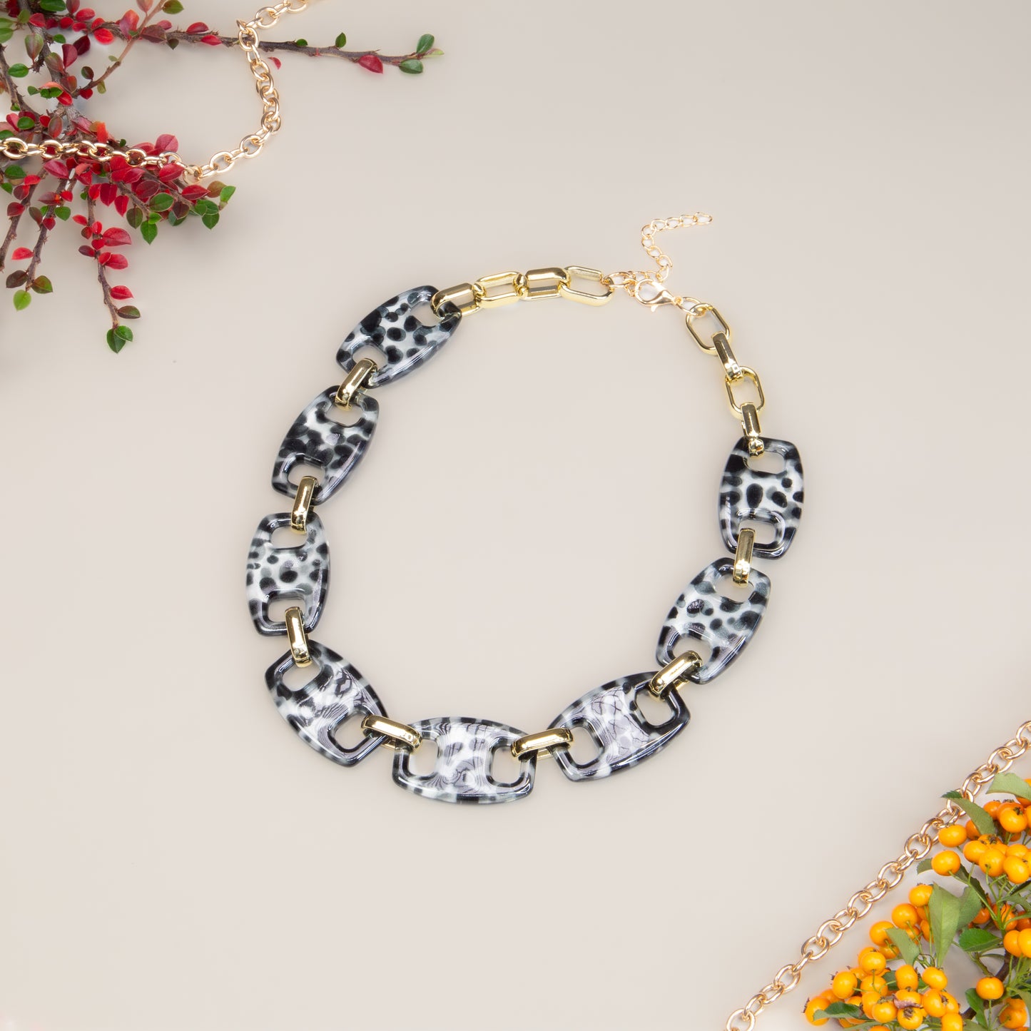 Colier cu elemente ovale și animal print Smoky Chic - Gri