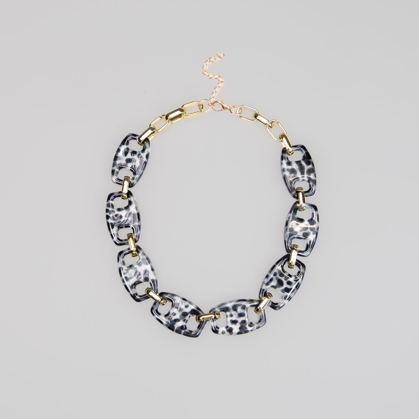 Colier cu elemente ovale și animal print Smoky Chic - Gri