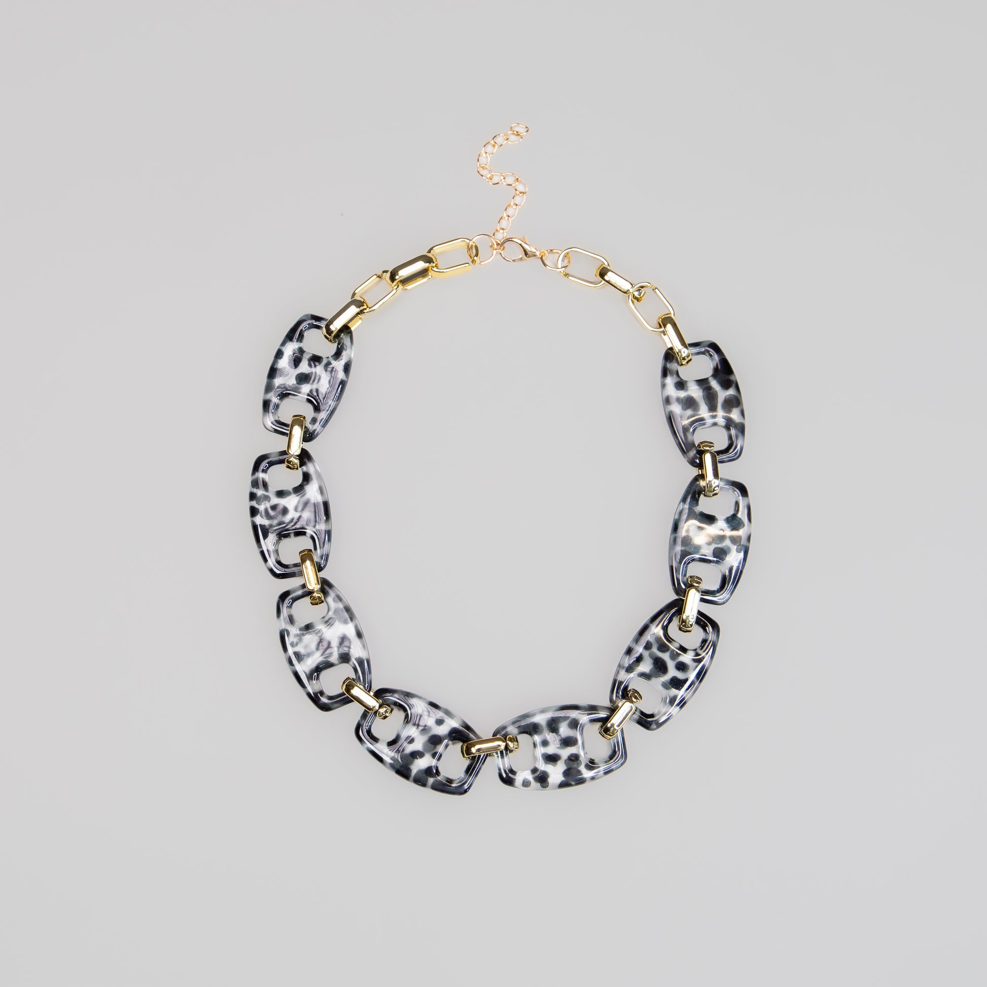 Colier cu elemente ovale și animal print Smoky Chic - Gri