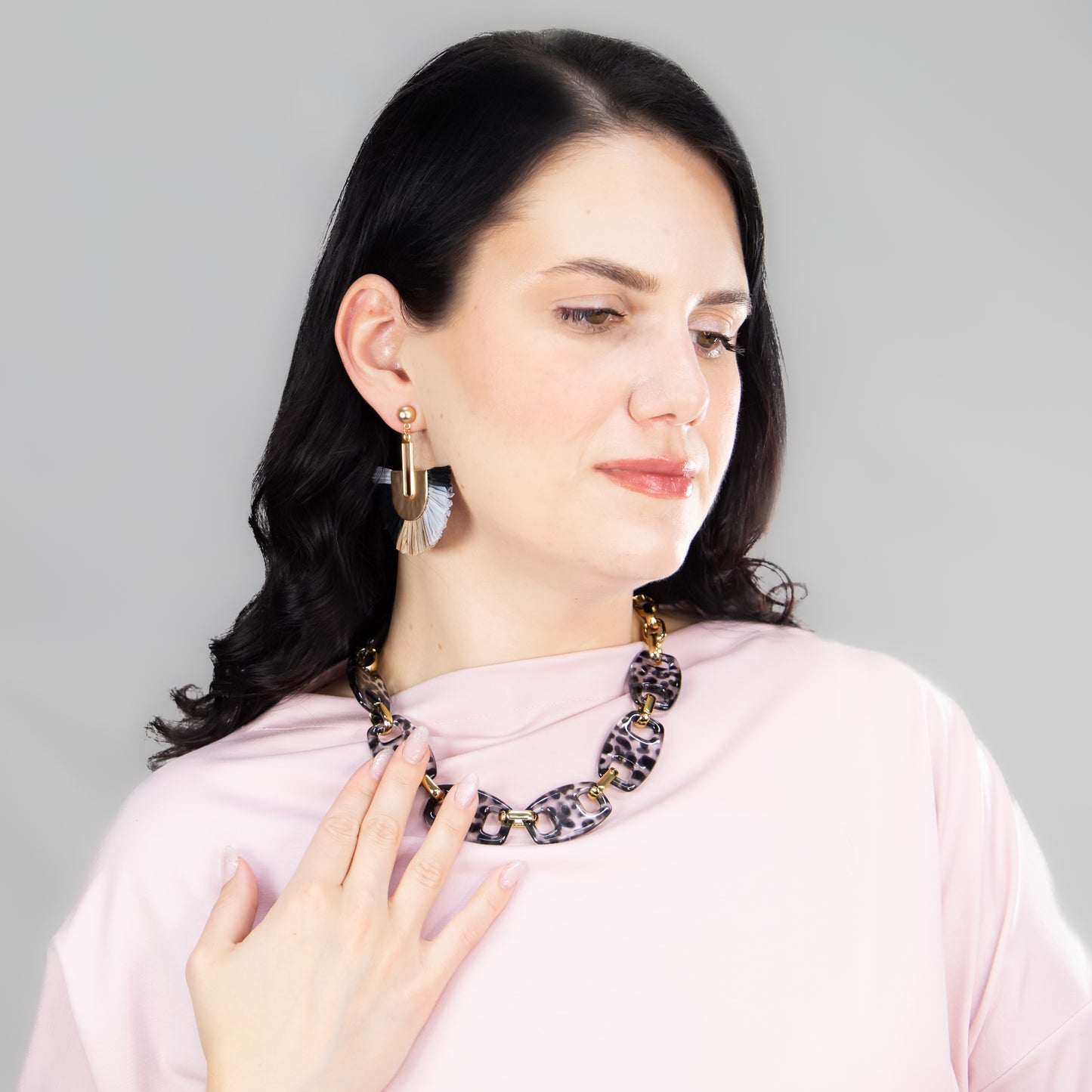 Colier cu elemente ovale și animal print Smoky Chic - Gri