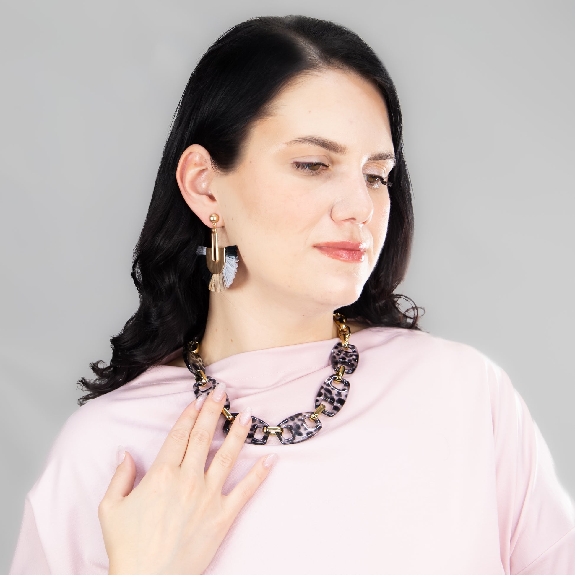 Colier cu elemente ovale și animal print Smoky Chic - Gri