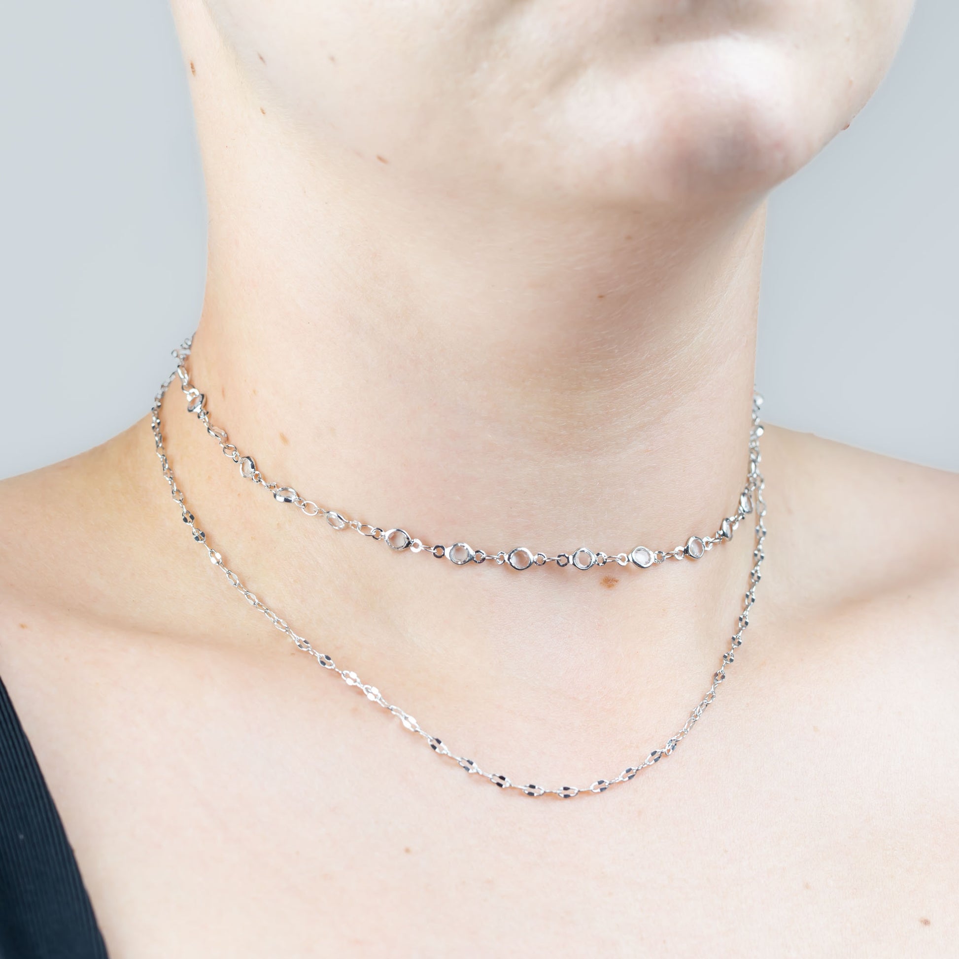 Colier dublu la baza gâtului cu lanțuri și pietre mici - Argintiu