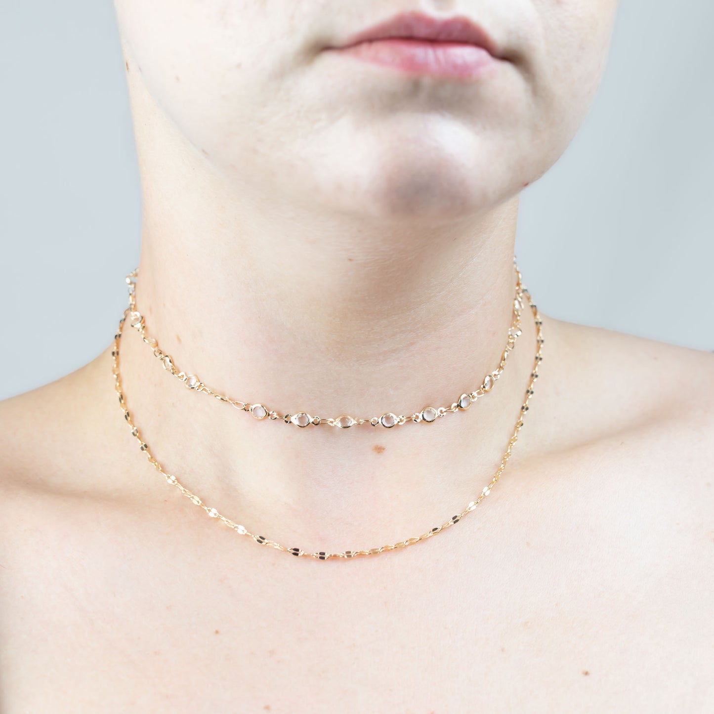 Colier dublu la baza gâtului cu lanțuri și pietre mici - Auriu