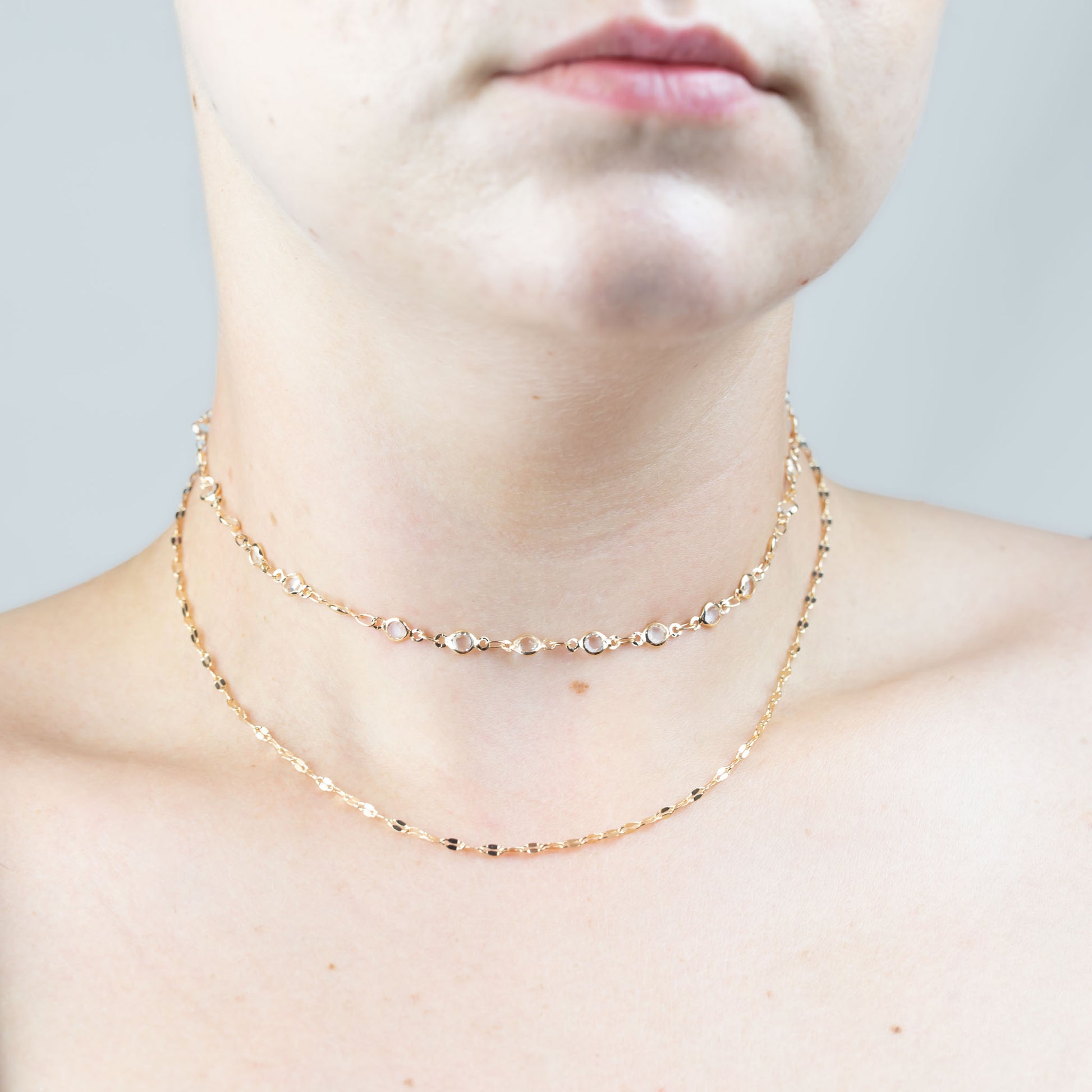 Colier dublu la baza gâtului cu lanțuri și pietre mici - Auriu