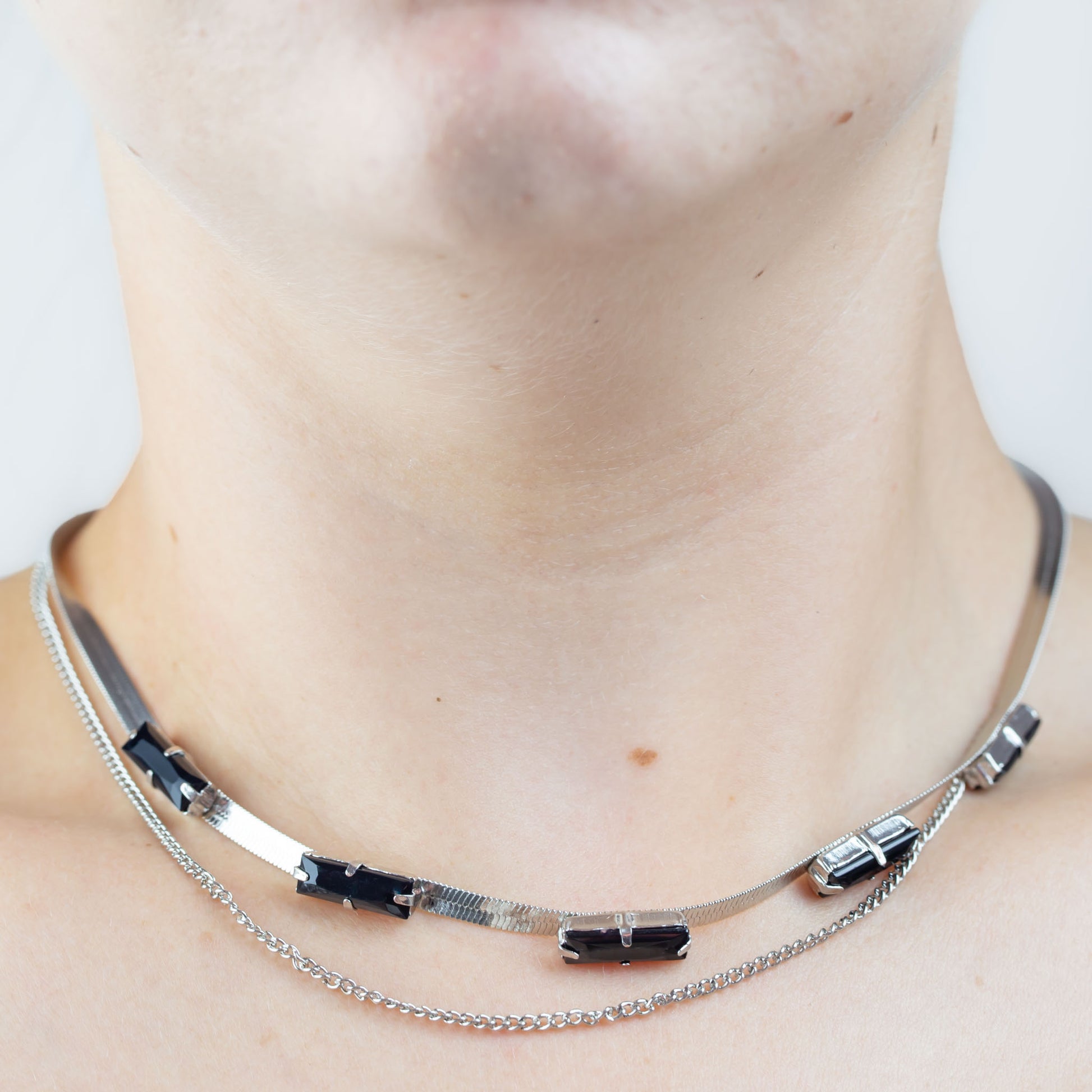 Colier dublu la baza gâtului cu pietre negre - Argintiu