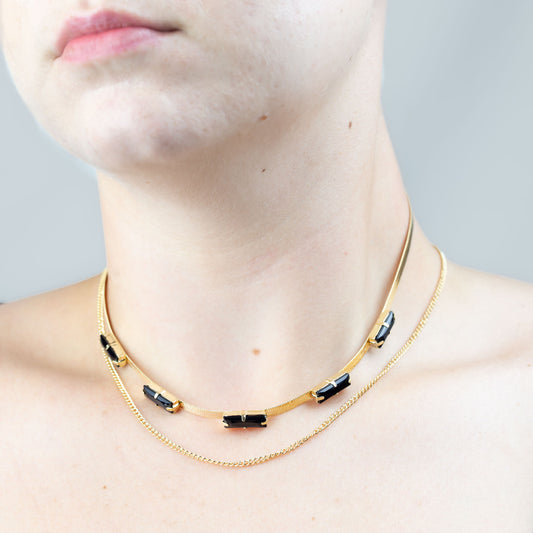 Colier dublu la baza gâtului cu pietre negre - Auriu
