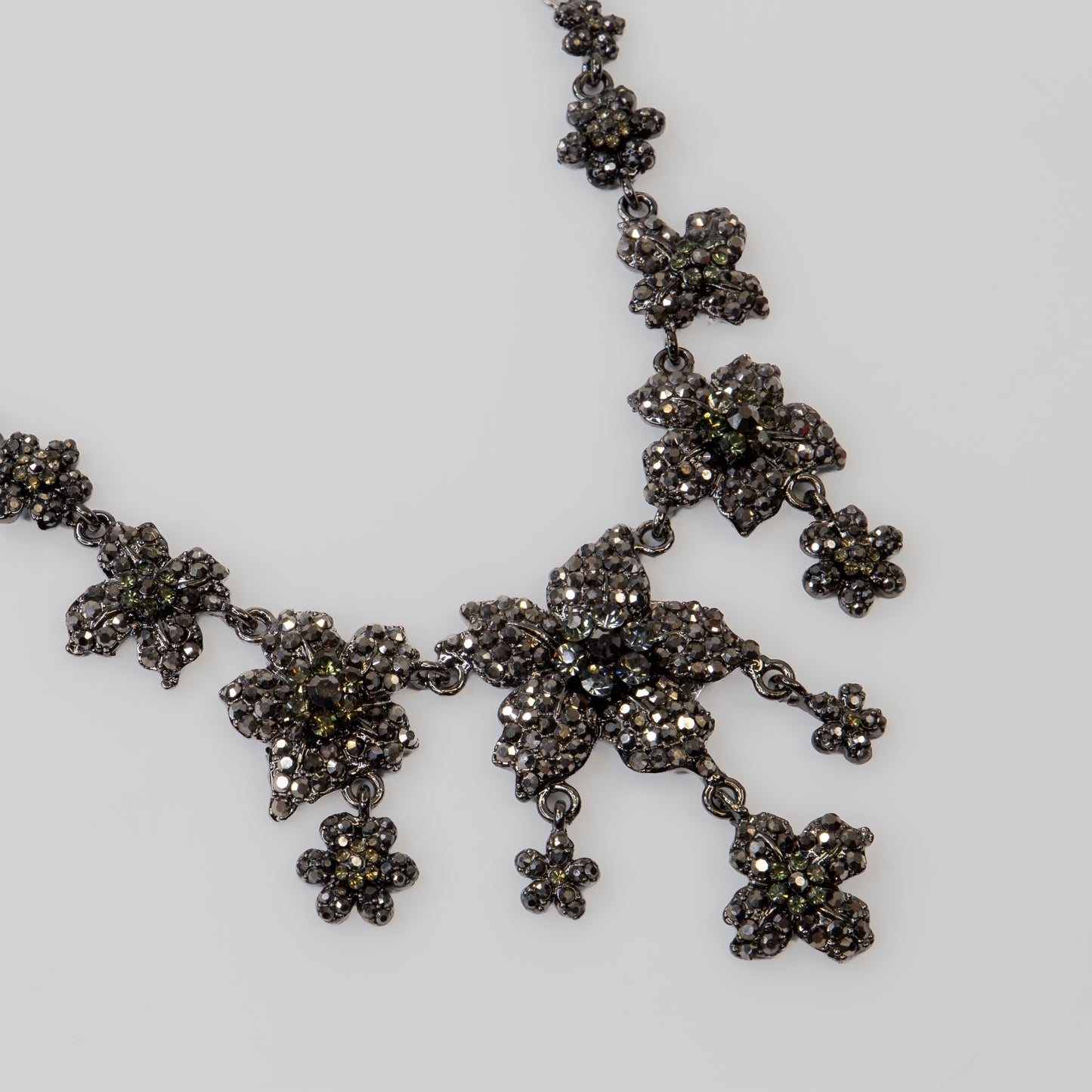 Colier elegant cu pietre strălucitoare - Noir Blossom