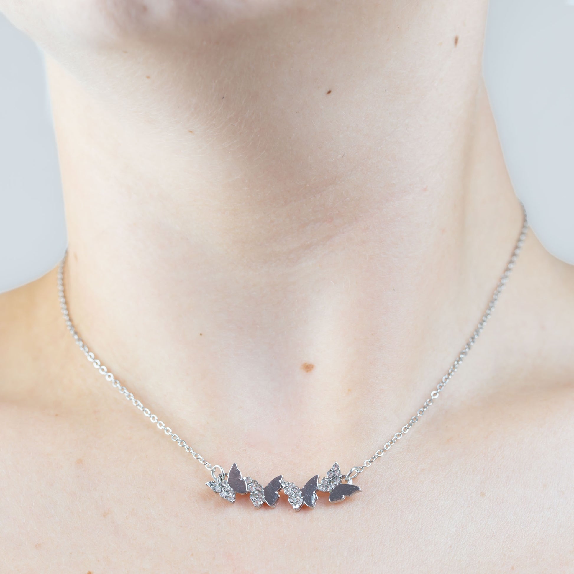 Colier la baza gâtului cu pandantiv fluturași cu ștrasuri - Argintiu