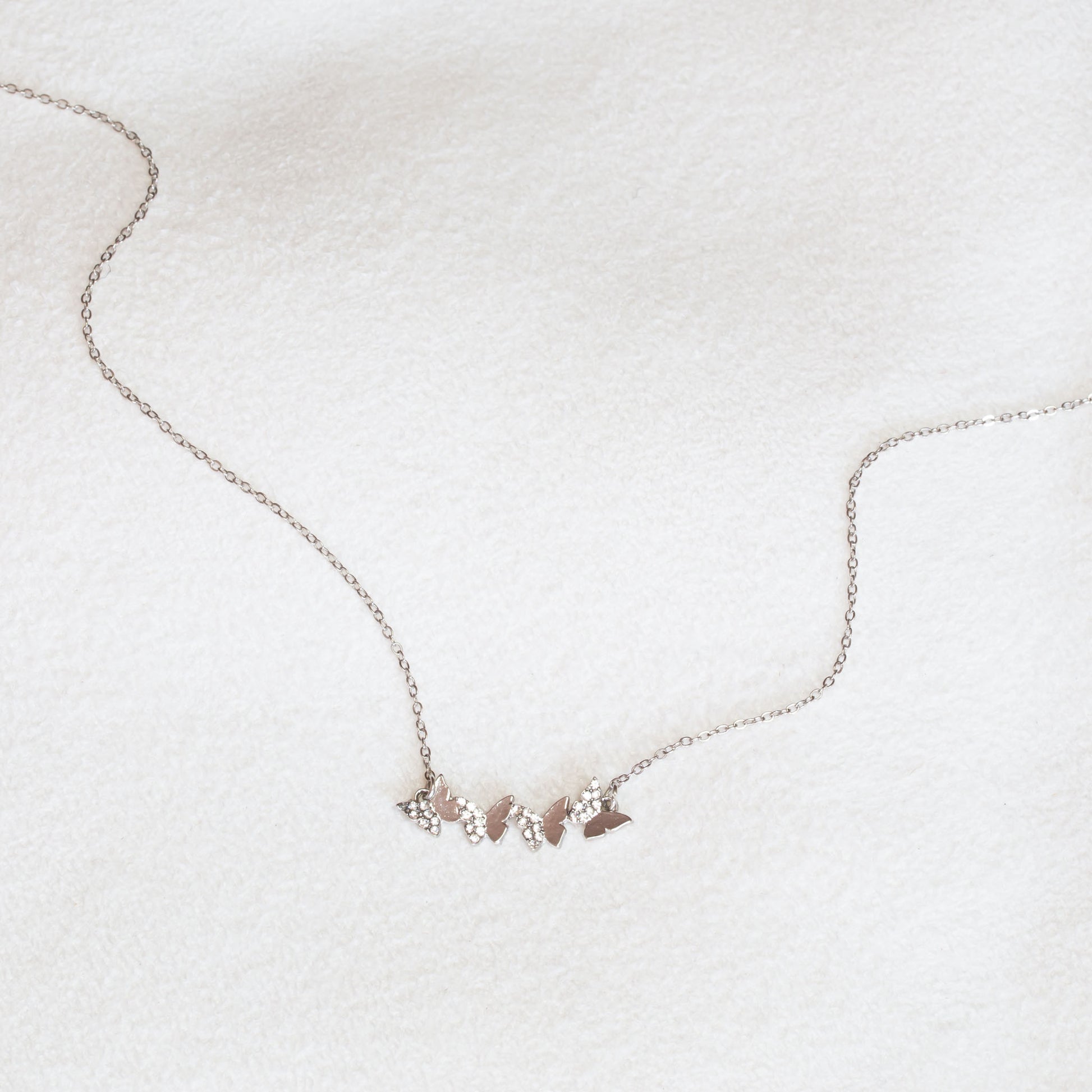 Colier la baza gâtului cu pandantiv fluturași cu ștrasuri - Argintiu