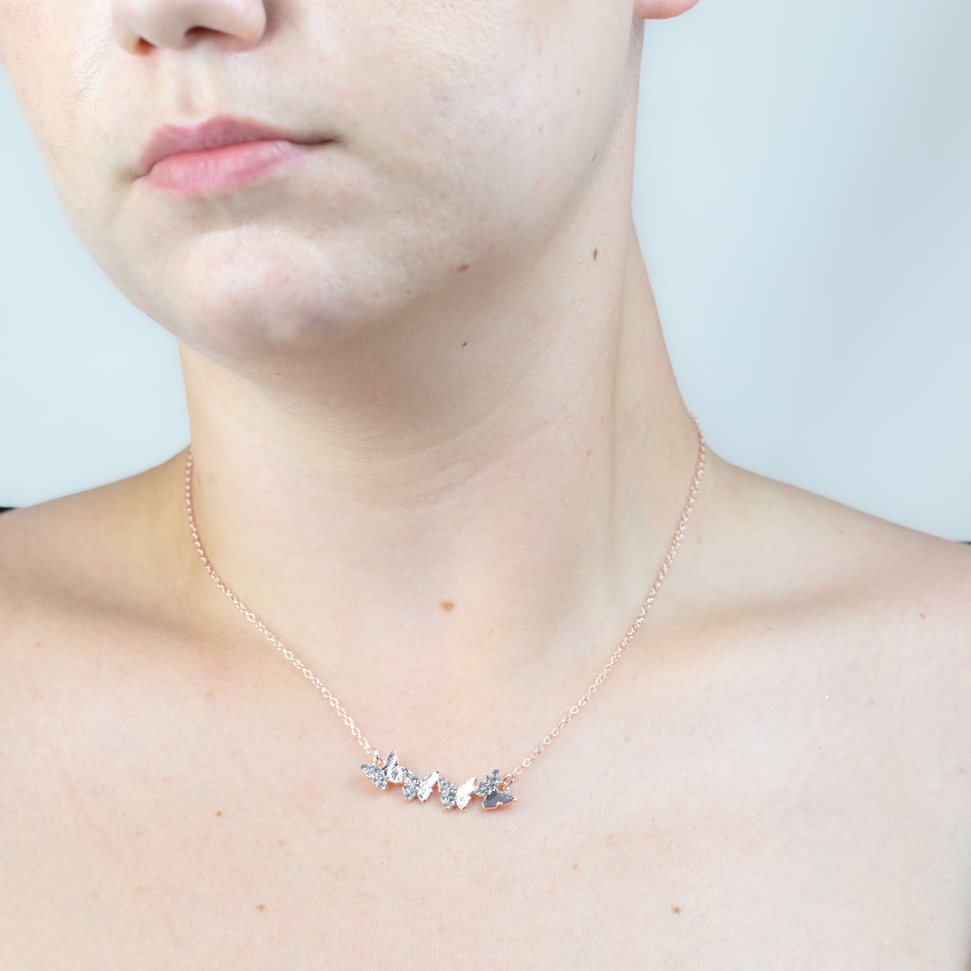 Colier la baza gâtului cu pandantiv fluturași cu ștrasuri - Auriu