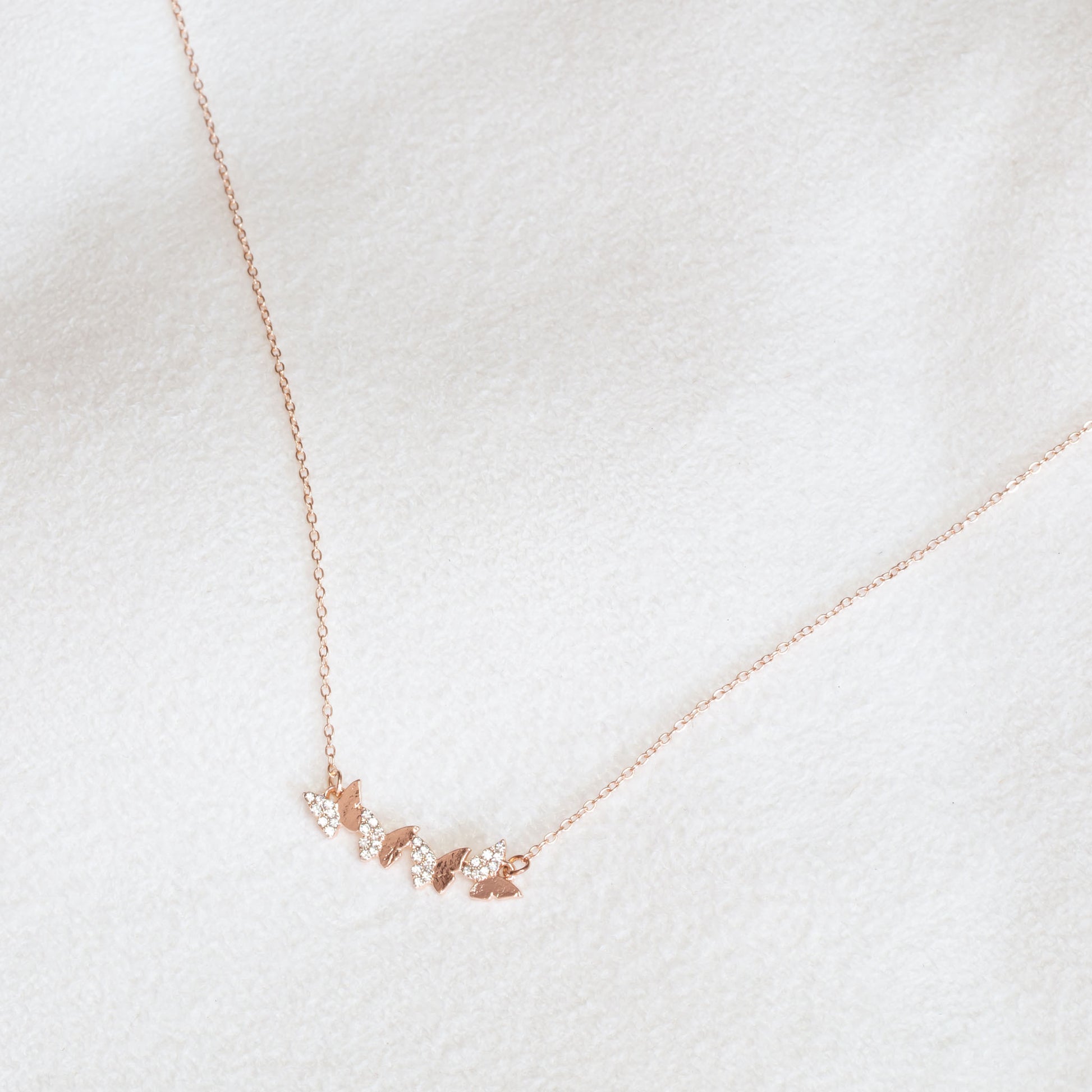 Colier la baza gâtului cu pandantiv fluturași cu ștrasuri - Auriu